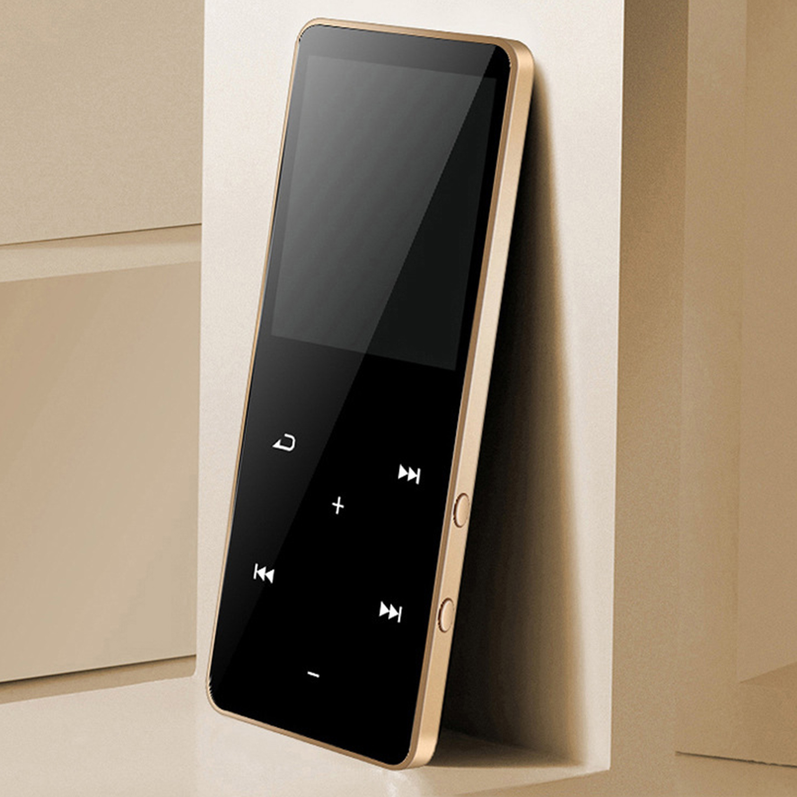 Schwarzer und goldener MP3-Player. Verfügt über einen Touchscreen und Steuertasten. Beigefarbener Hintergrund.