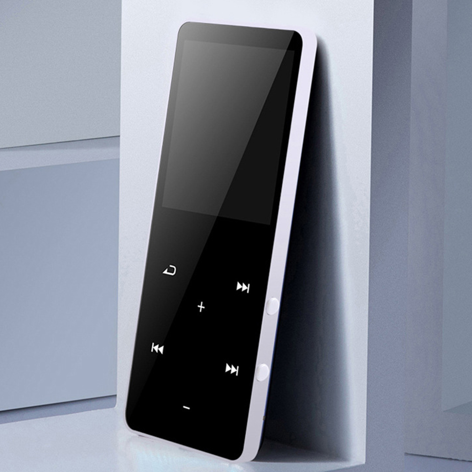 Weißer und schwarzer MP3-Player. Verfügt über einen Touchscreen und Steuertasten. Grauer Hintergrund.