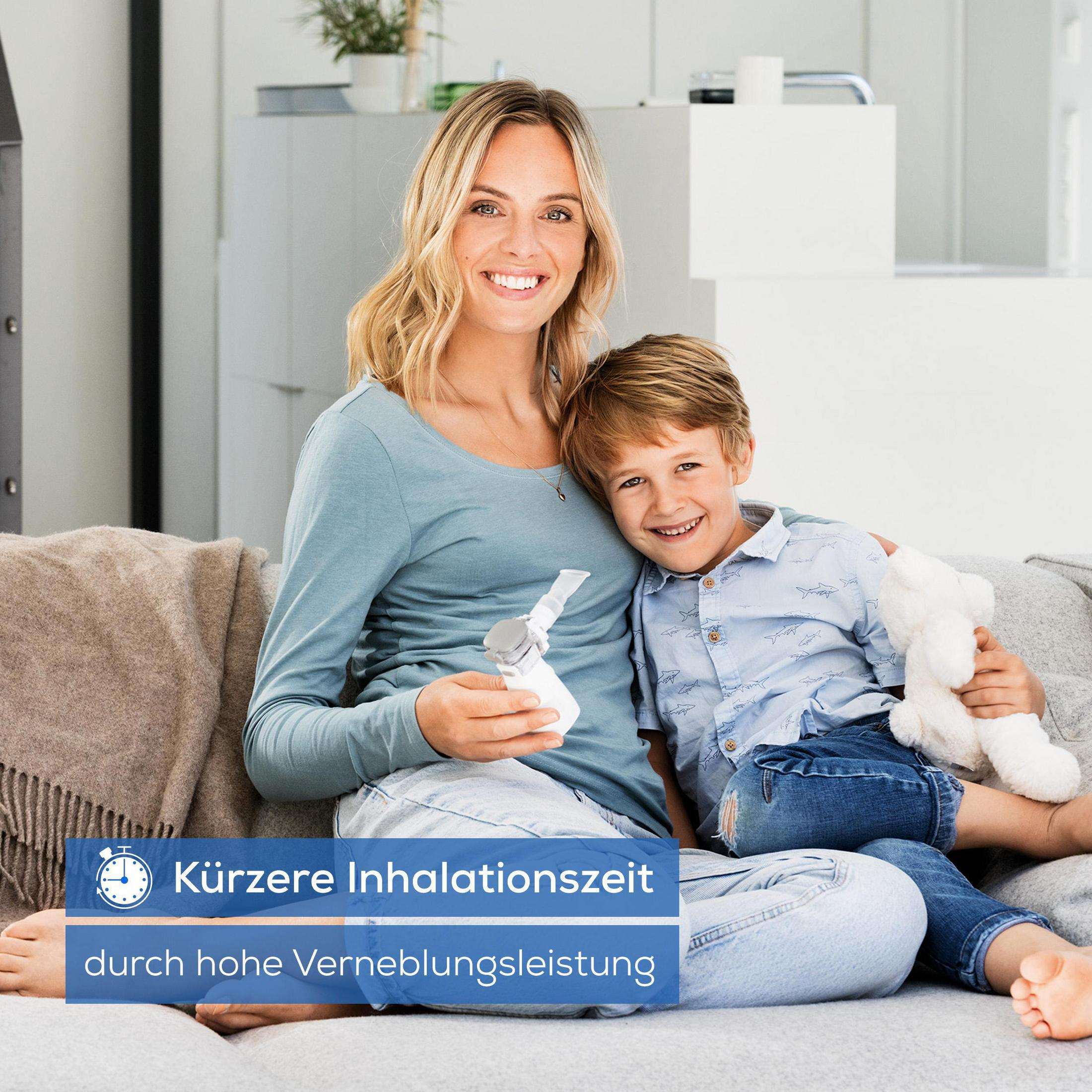 Eine Frau und ein Junge lächeln, während sie einen Vernebler halten. Text auf Deutsch sagt kürzere Inhalationszeit.