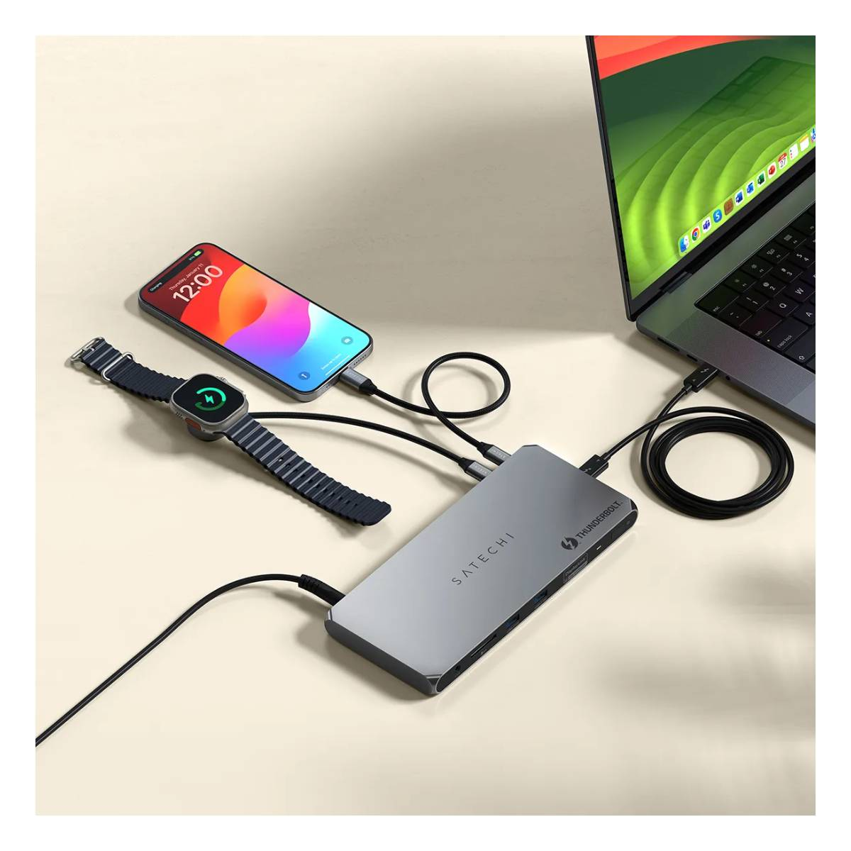 Ein Telefon, eine Smartwatch und ein Laptop sind über Kabel mit einem Satechi Hub verbunden.