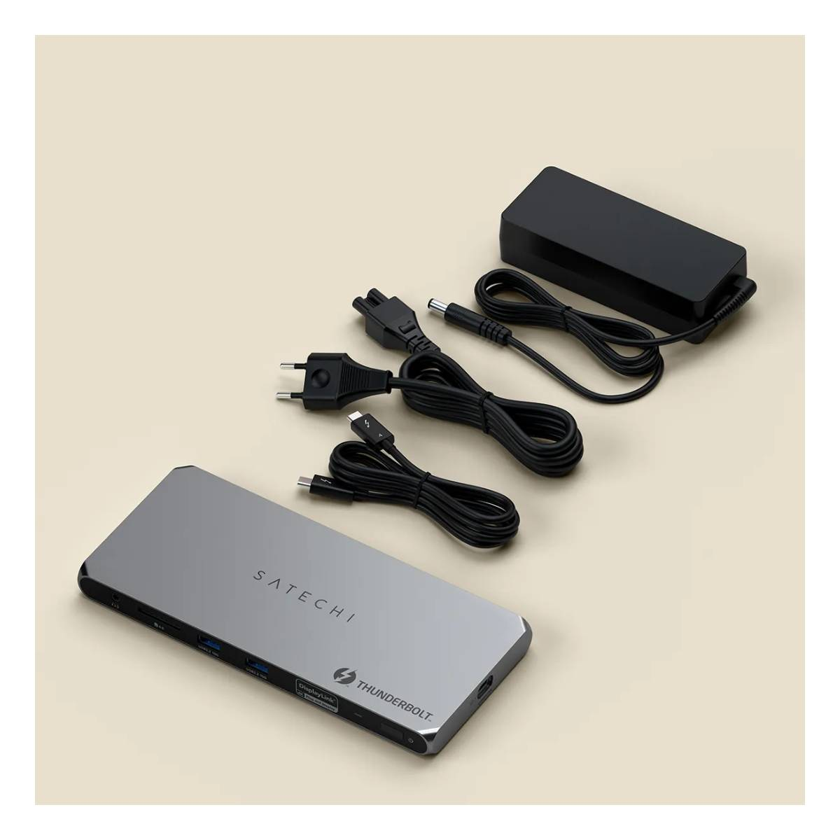 Silberner Satechi Thunderbolt-Hub mit Zubehör: Netzteil, Kabel und ein schwarzes Netzkabel.