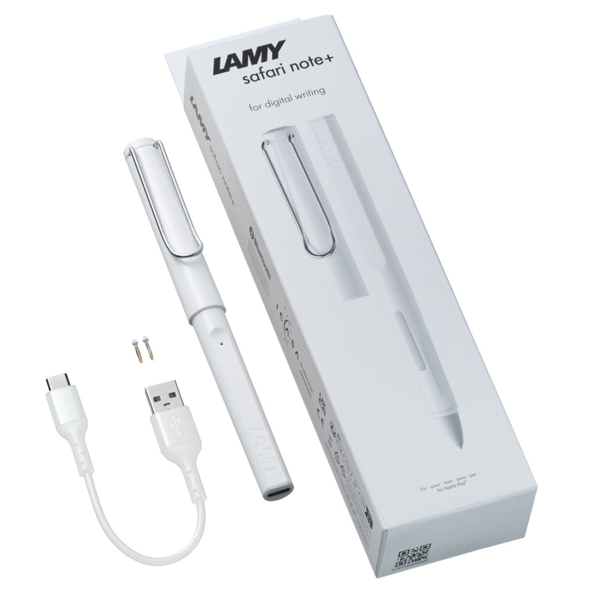 Weißes Lamy Safari Stift-Set. Enthält Stift, USB-Kabel und Ladekabel, alles auf weißem Grund.