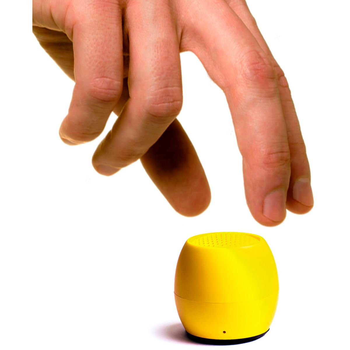 Altoparlante giallo, rotondo con una mano sopra. Sfondo bianco.