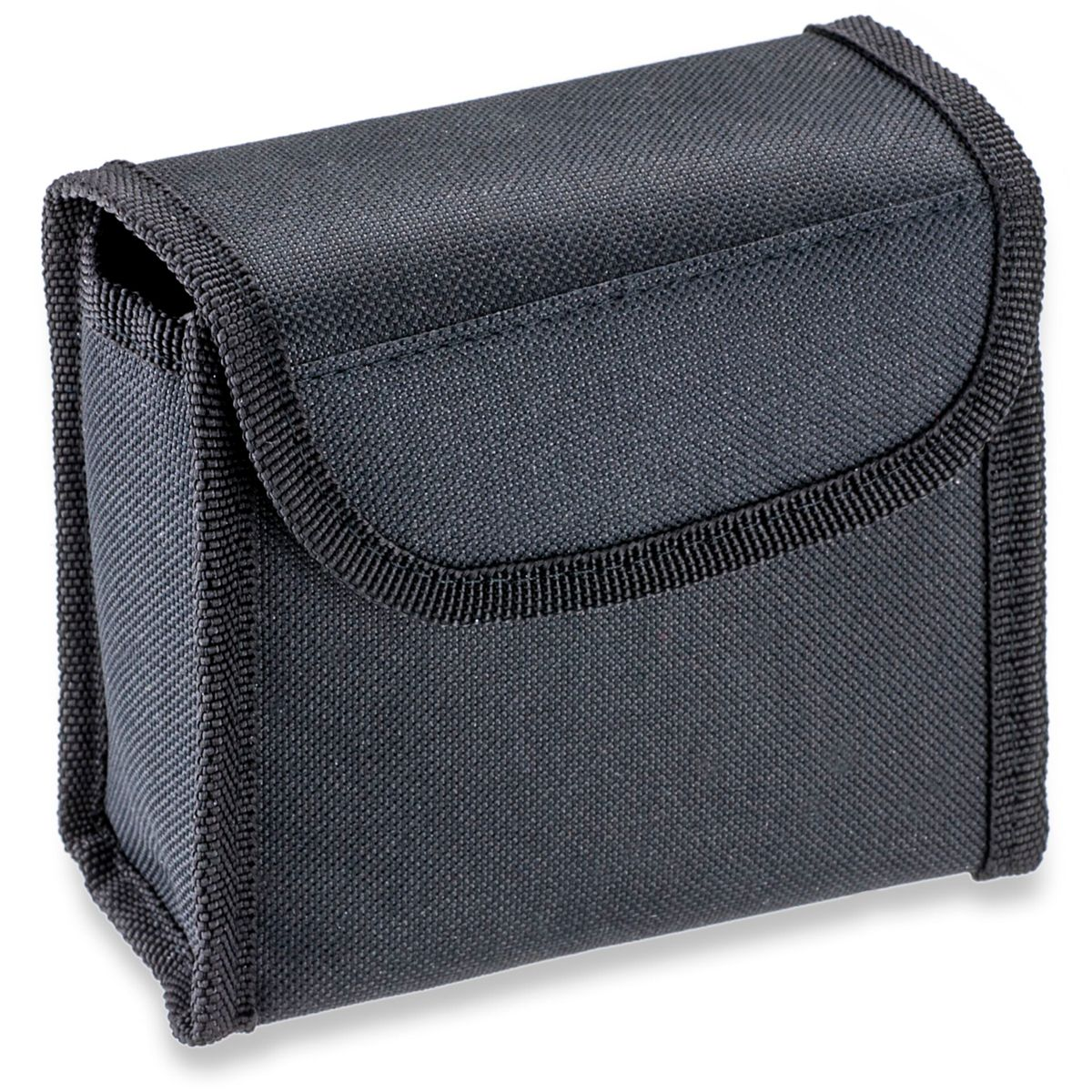 Czarny pokrowiec z klapą. Prawdopodobnie etui na małe przedmioty.