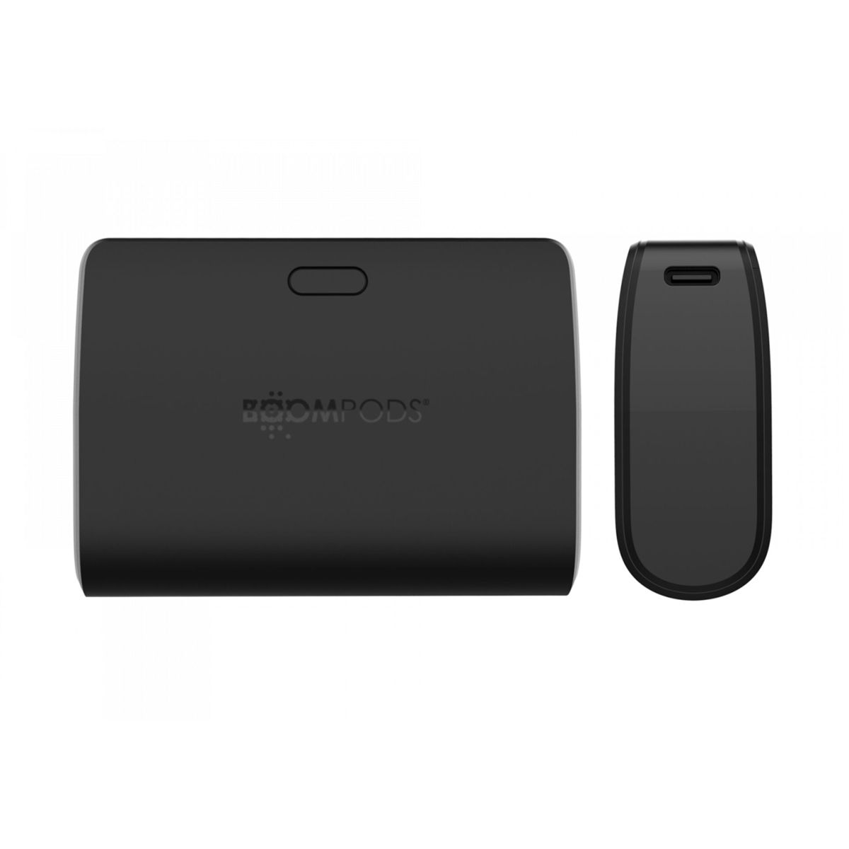 Dispositivo rettangolare nero e un dispositivo nero più piccolo. Il marchio 'boompods' è visibile.
