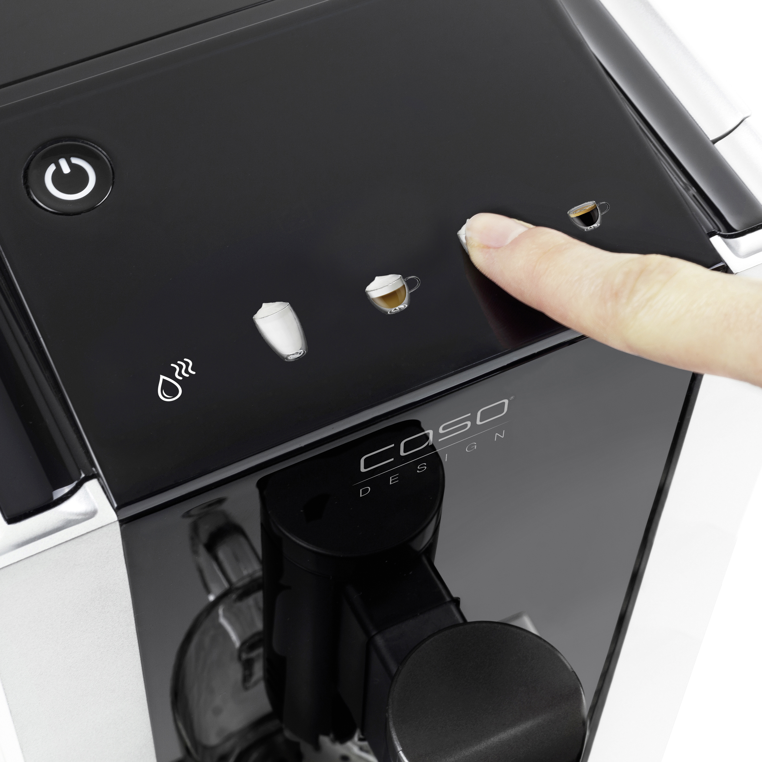 Nahaufnahme einer Kaffeemaschine mit Finger, der einen Knopf drückt.