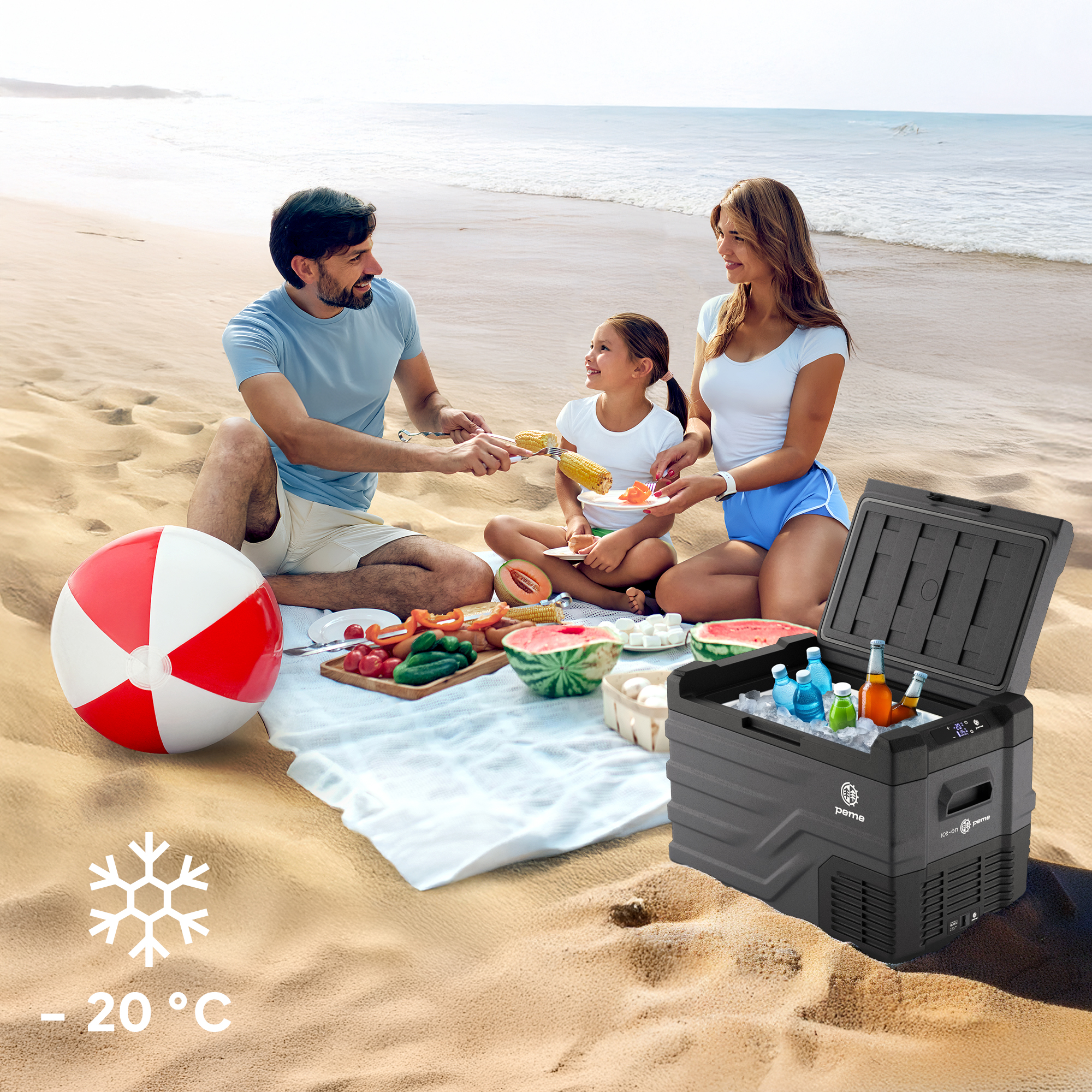Familie am Strand mit Kühler, Essen und einem Strandball. Kühler offen. -20C Schneeflocken-Symbol.