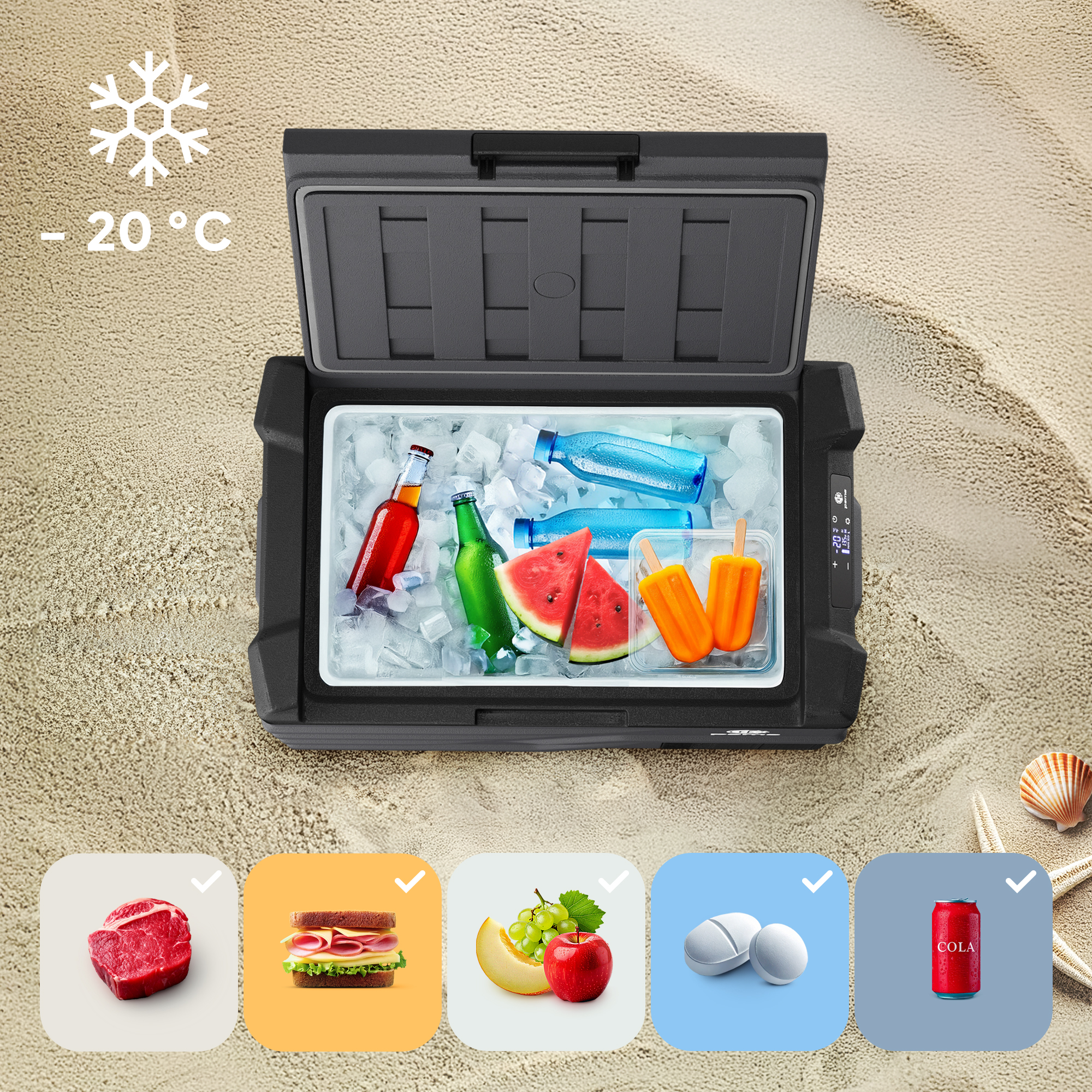 Offene schwarze Kühlbox mit Eis, Getränken und Essen an einem Sandstrand. Symbole von Lebensmitteln darunter.