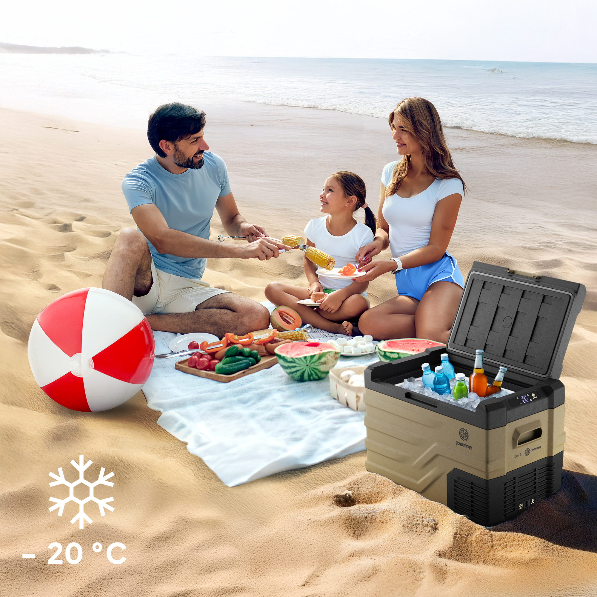 Familienpicknick in Strandnähe mit Kühler, Strandball und Essen.