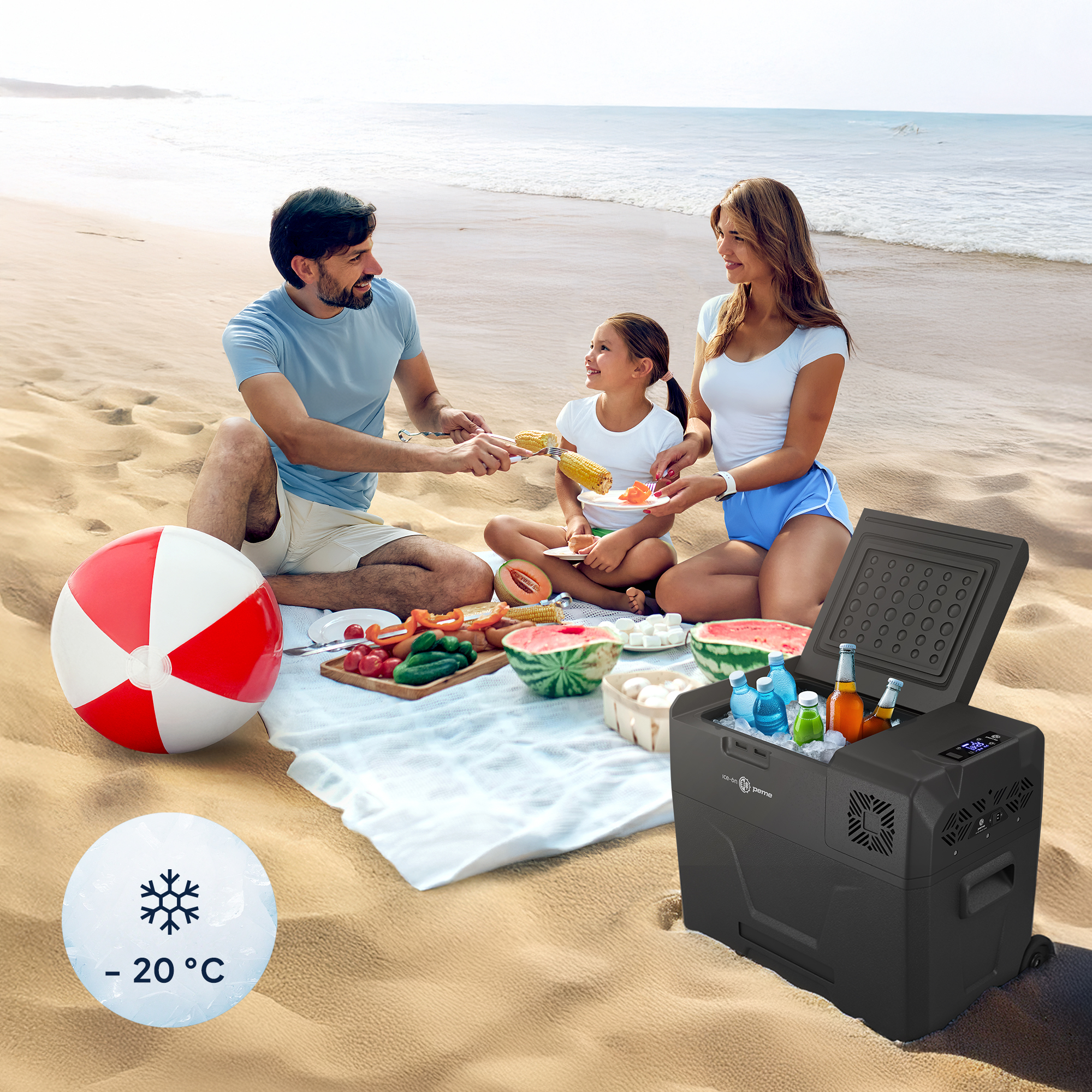 Picnic familiar en la playa con una nevera. La gente está comiendo y hay una pelota de playa cerca.