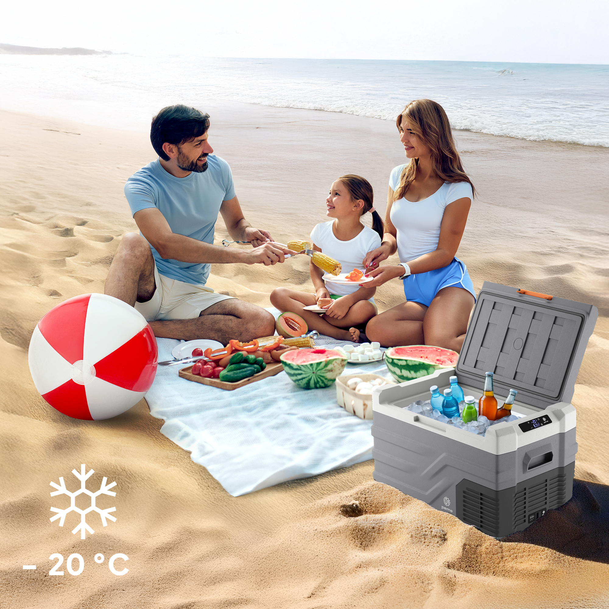 Familienpicknick am Strand mit einem grauen Kühler. Leute essen, Strandball und Meer.