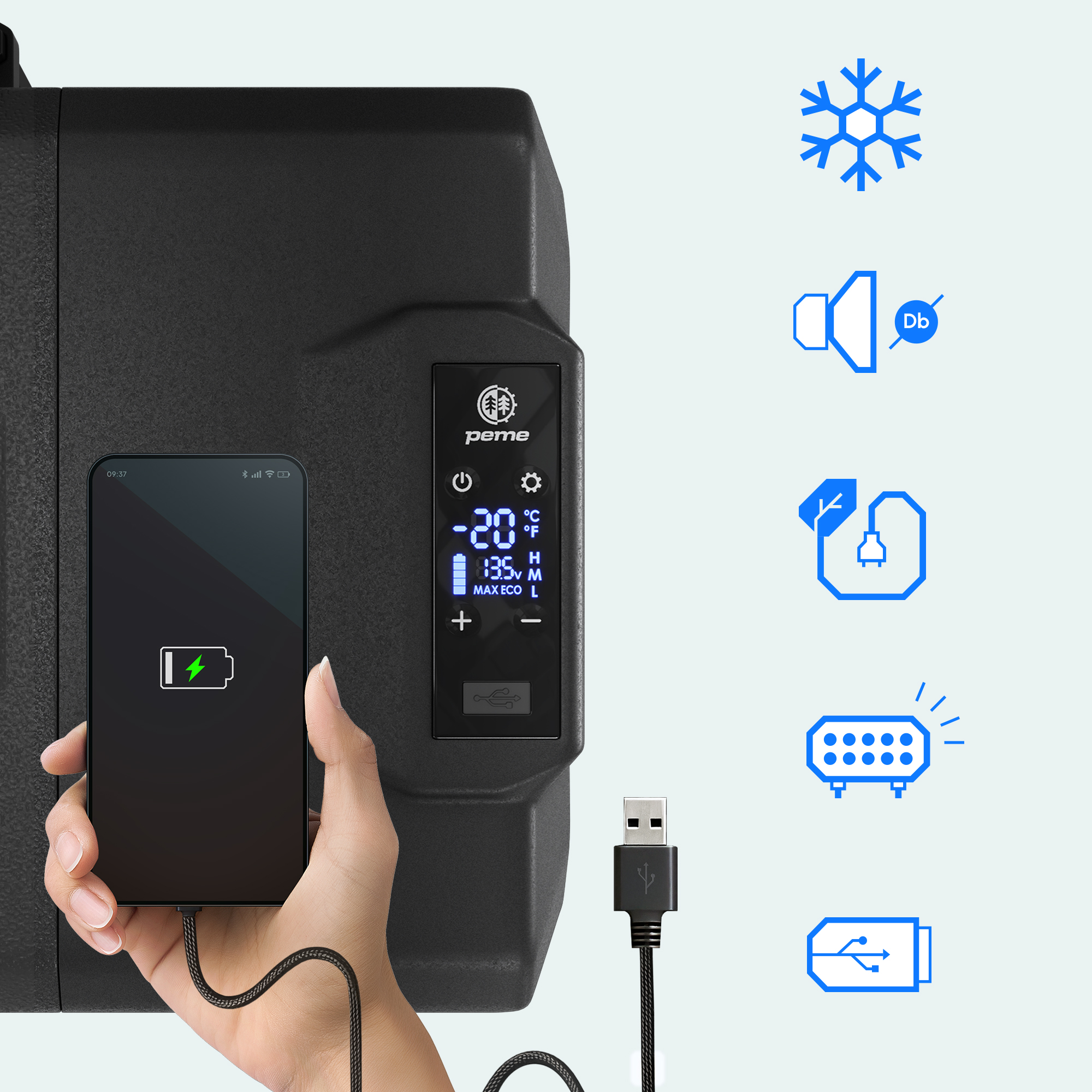 Mano cargando teléfono, nevera con pantalla digital y puerto USB.