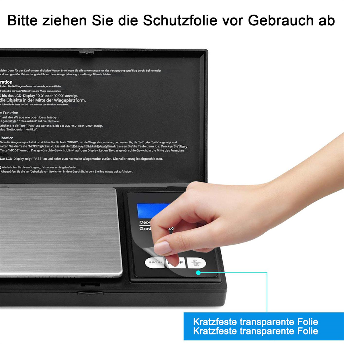Hand entfernt Schutzfolie von digitaler Waagenanzeige. Text auf Deutsch vorhanden.
