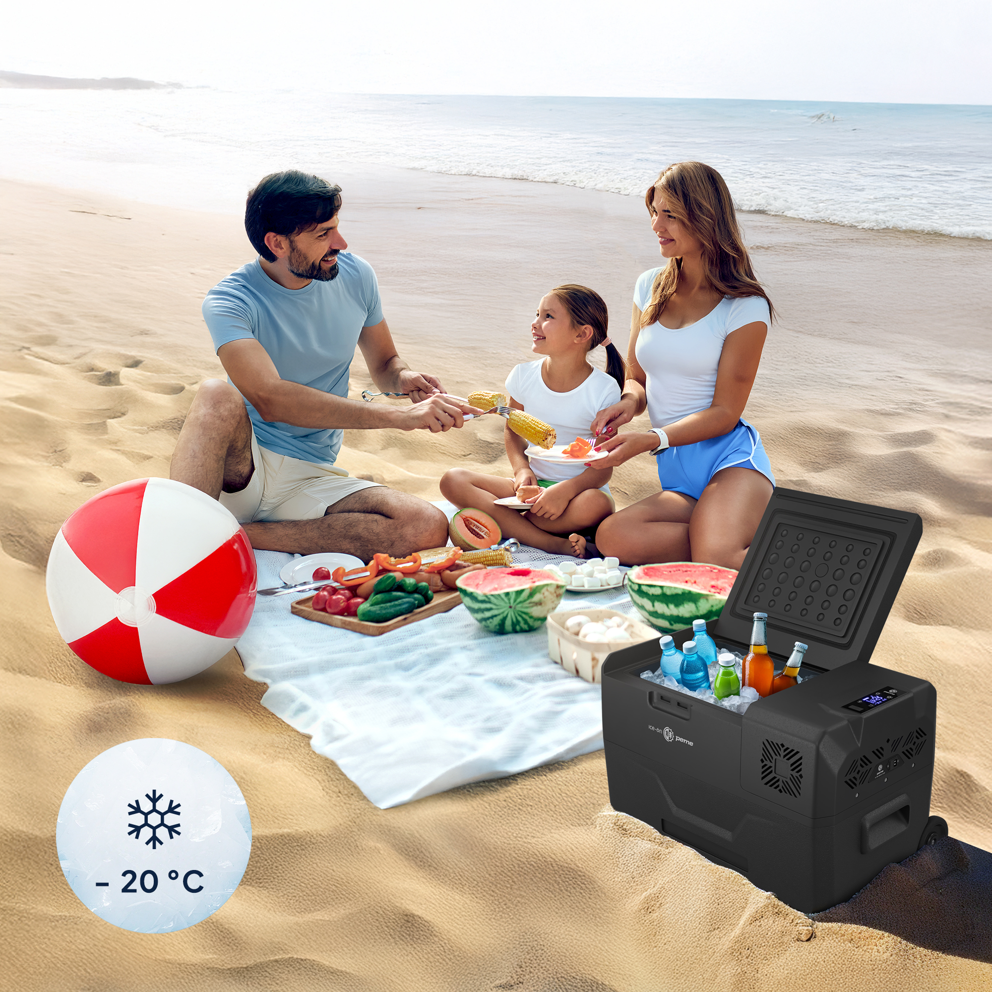 Eine Familie ist am Strand und sitzt in der Nähe einer Kühlbox. Ein Strandball wird gezeigt. Die Kühlbox zeigt -20°C an.