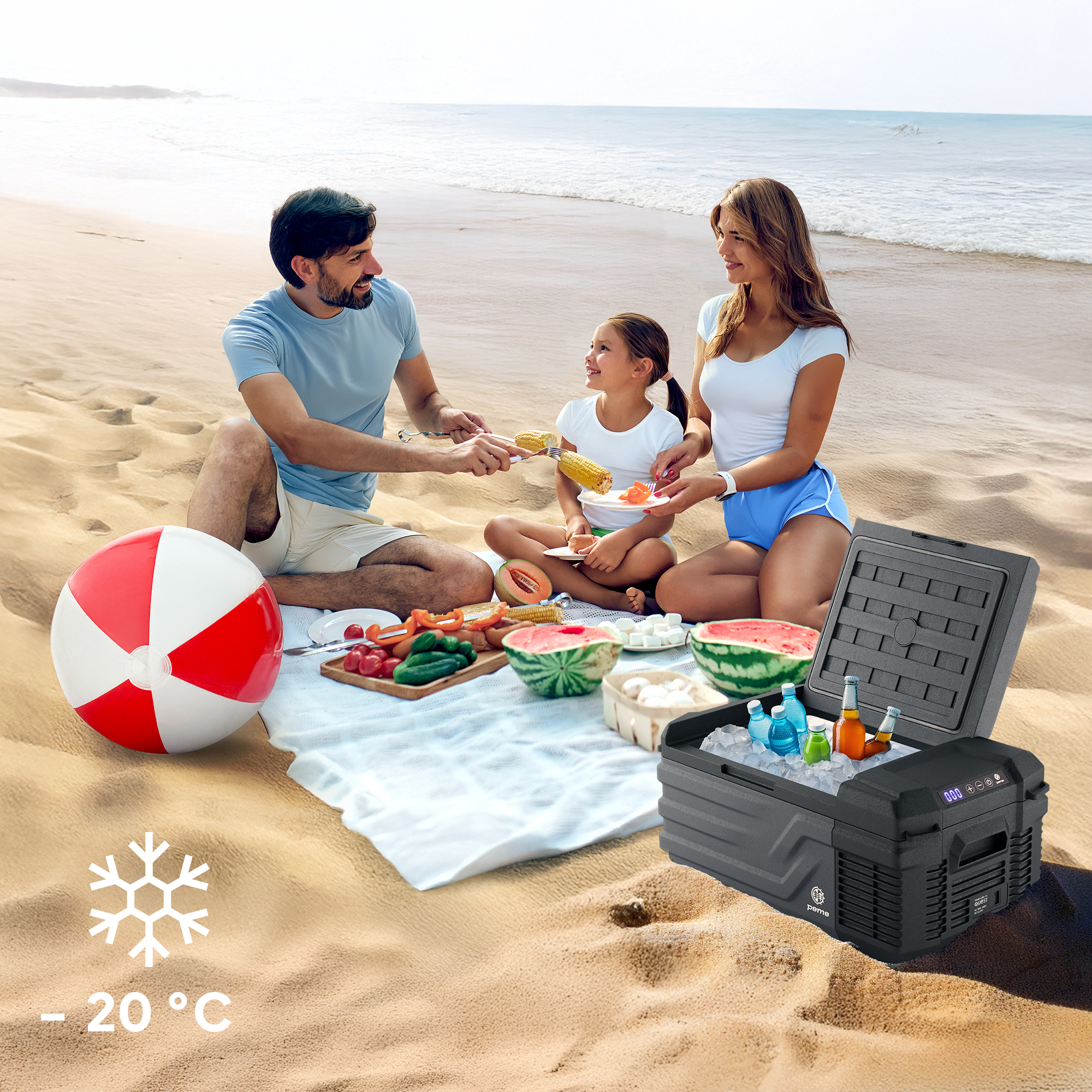 Familie beim Strandpicknick mit Essen und Kühler. Strandball auf Sand, Meer im Hintergrund.