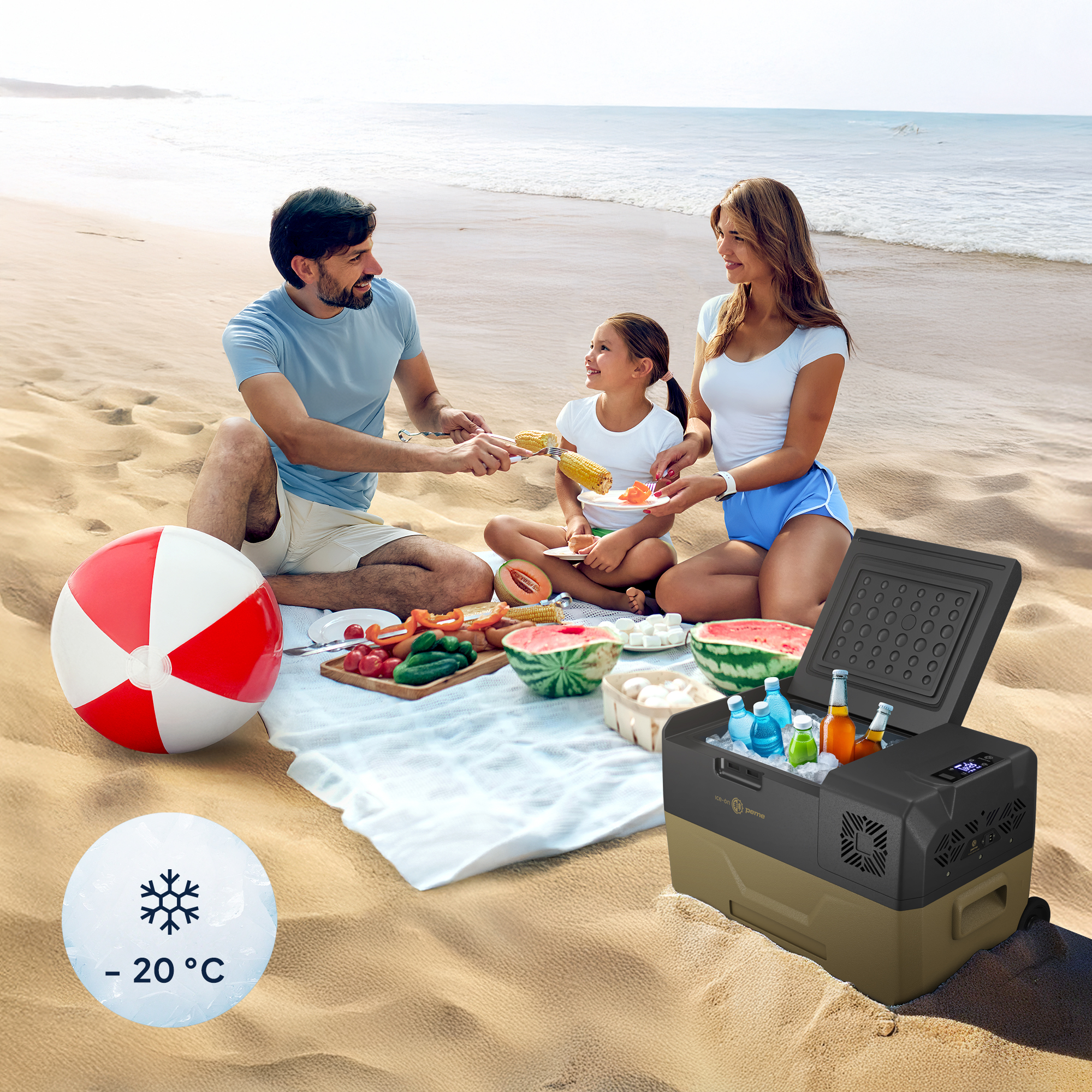 Familienpicknick mit Kühler, Strandball und Essen am Strand. Sonnige Umgebung im Freien.