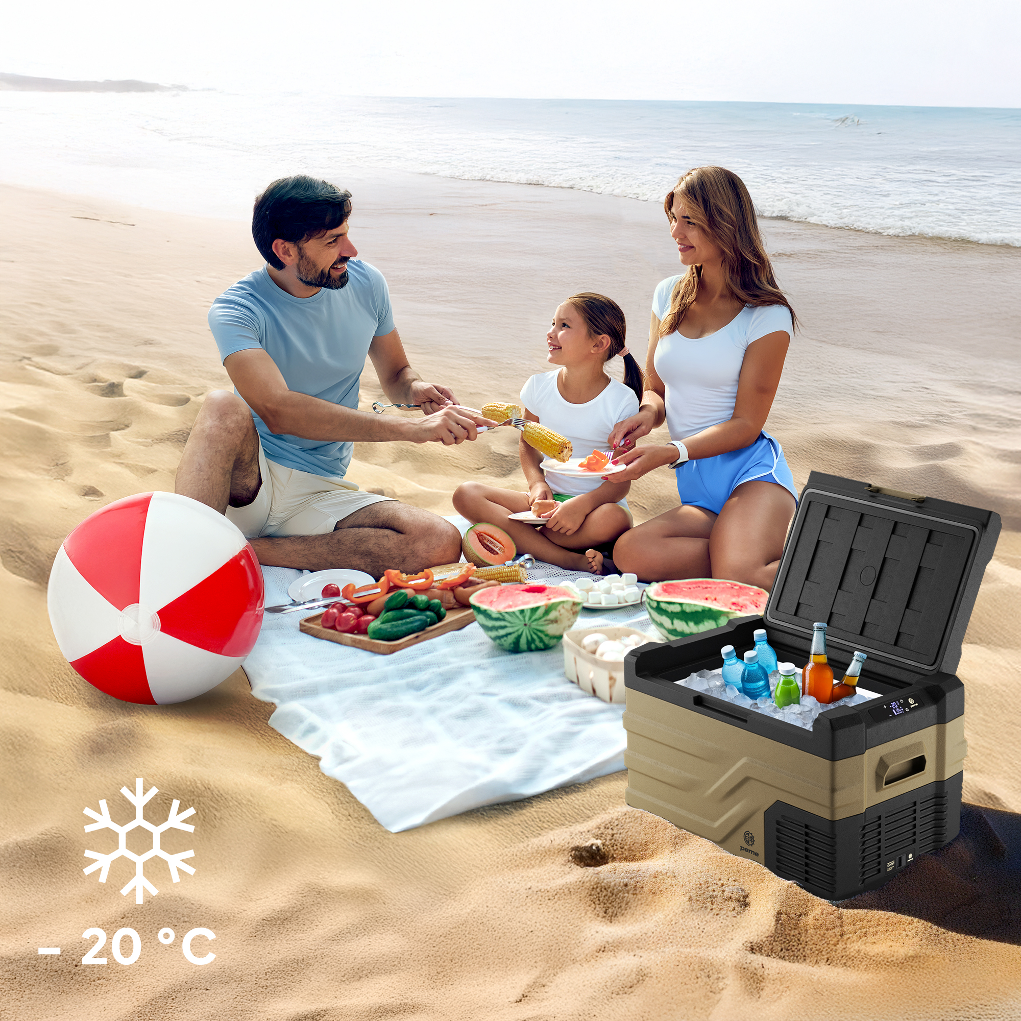 Familia en la playa, comiendo. Nevera abierta con bebidas. Una pelota de playa en la arena.