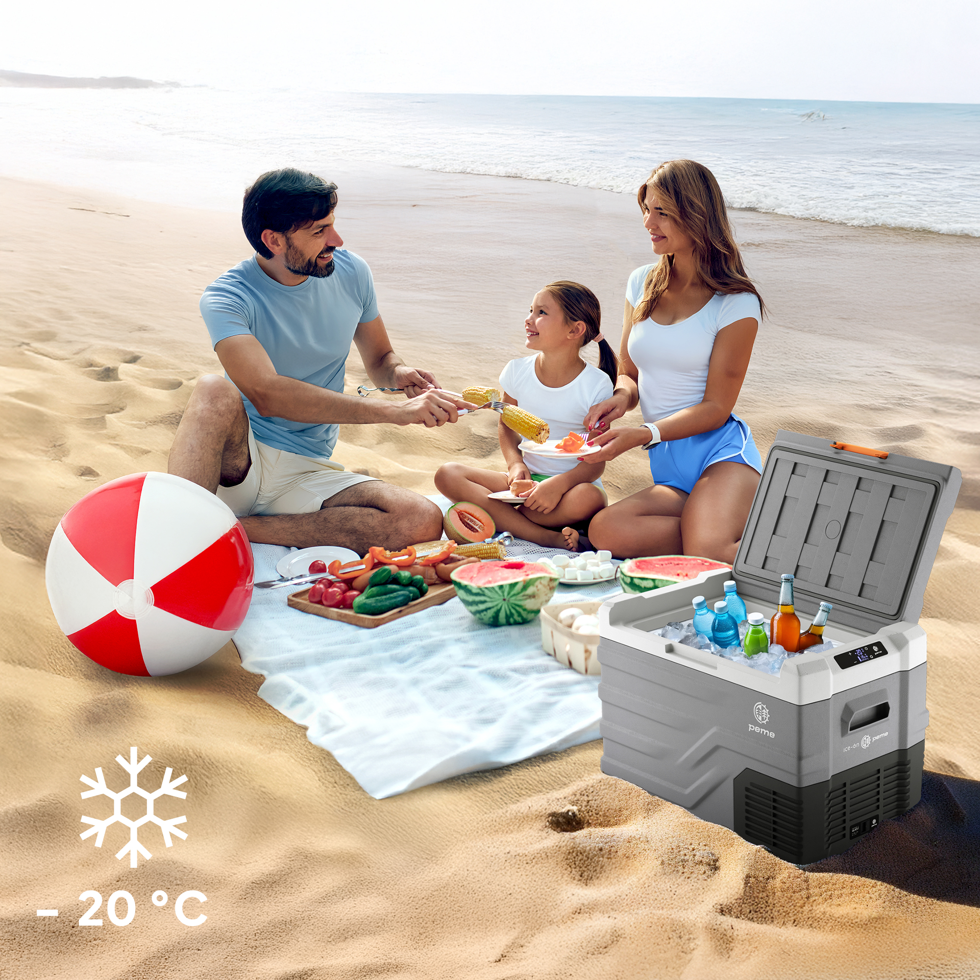 Familie am Strand. Kühlbox mit Getränken geöffnet. Strandball im Sand. -20°C ist die Temperatur.