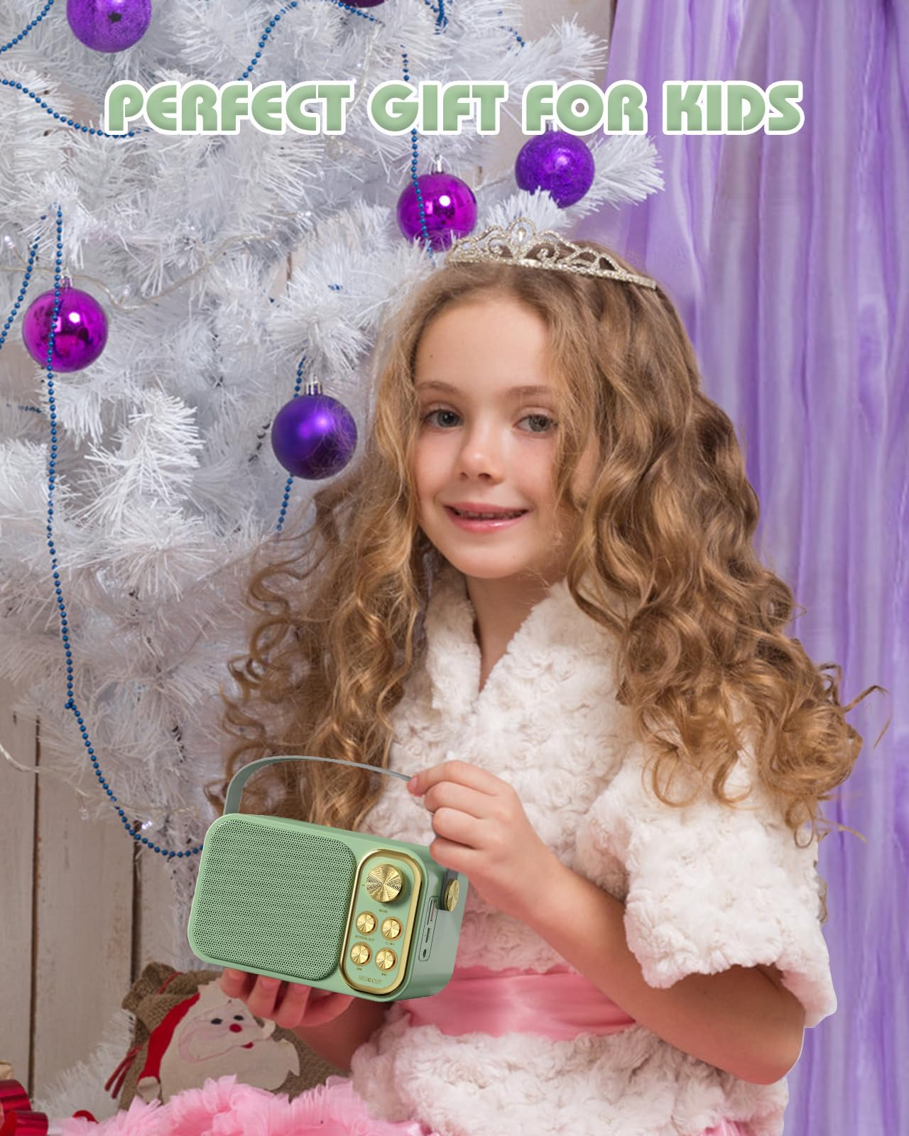 Ein Mädchen hält einen grünen Lautsprecher in der Nähe eines Weihnachtsbaums. Der Text lautet 'PERFECT GIFT FOR KIDS'.