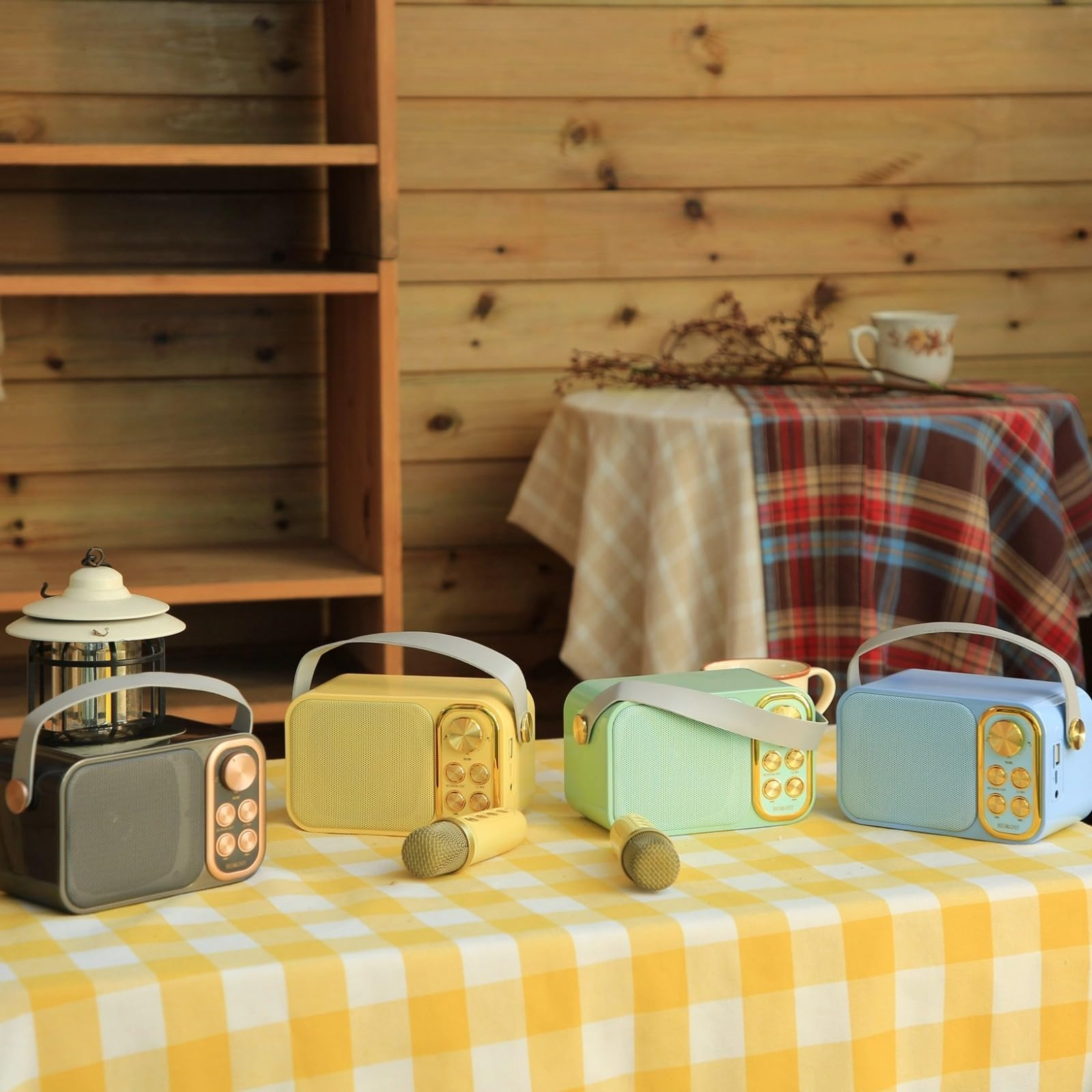 Vier Radios und Mikrofone auf einem gelb karierten Tisch mit Holz Hintergrund.