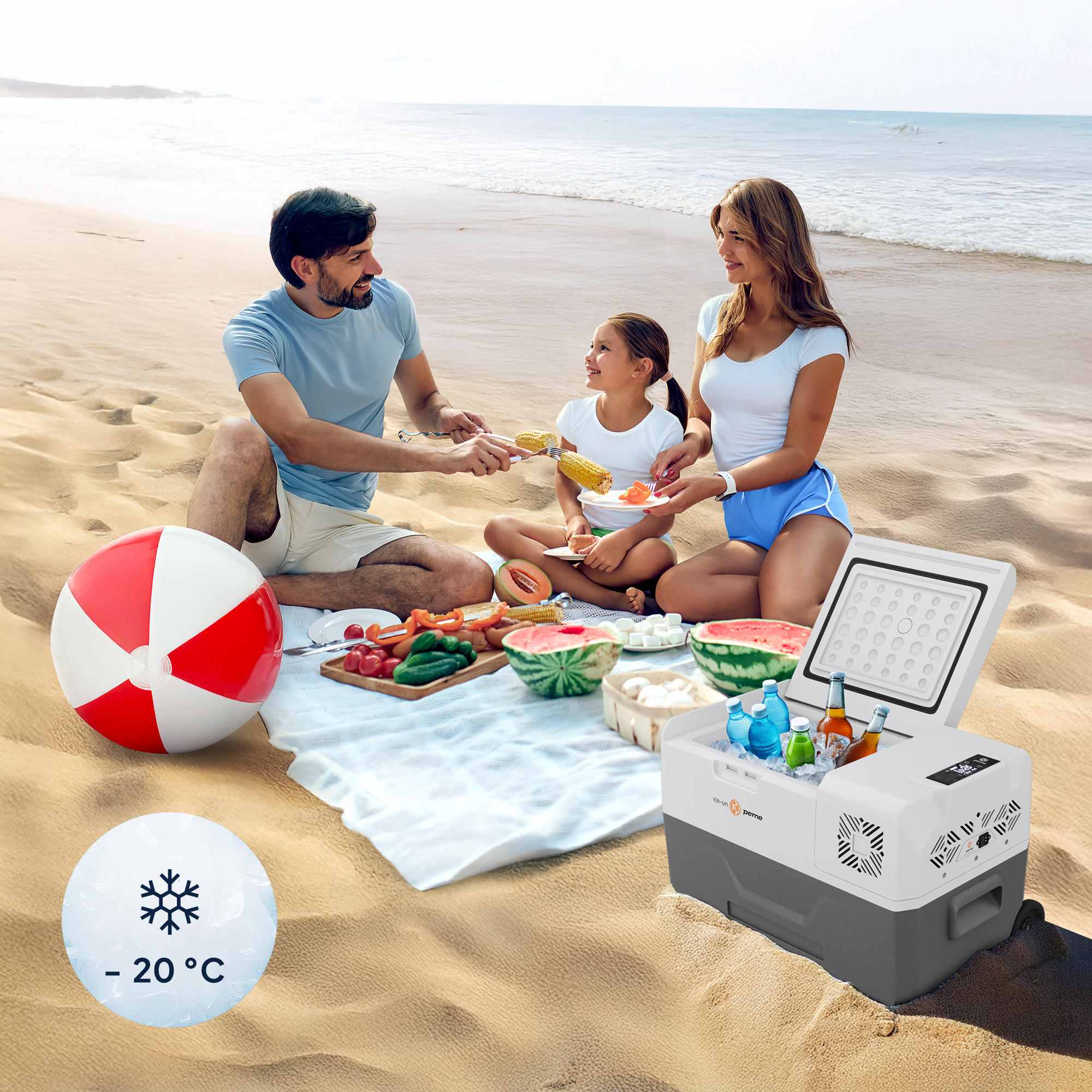 Familie am Strand, eine Kühlbox mit Getränken und ein Strandball. Menschen genießen Essen und die Aussicht.