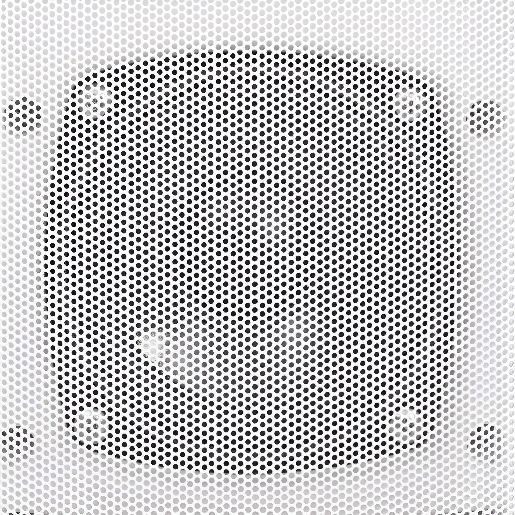Nahaufnahme eines weißen Lautsprechergrills mit vielen kleinen schwarzen Punkten in einem quadratischen Muster.