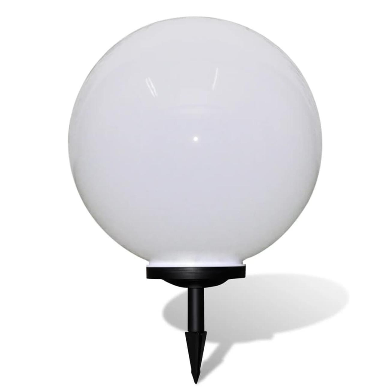 Eine weiße kugelförmige Lampe mit schwarzem Sockel und schwarzem Pfahl auf weißem Hintergrund.
