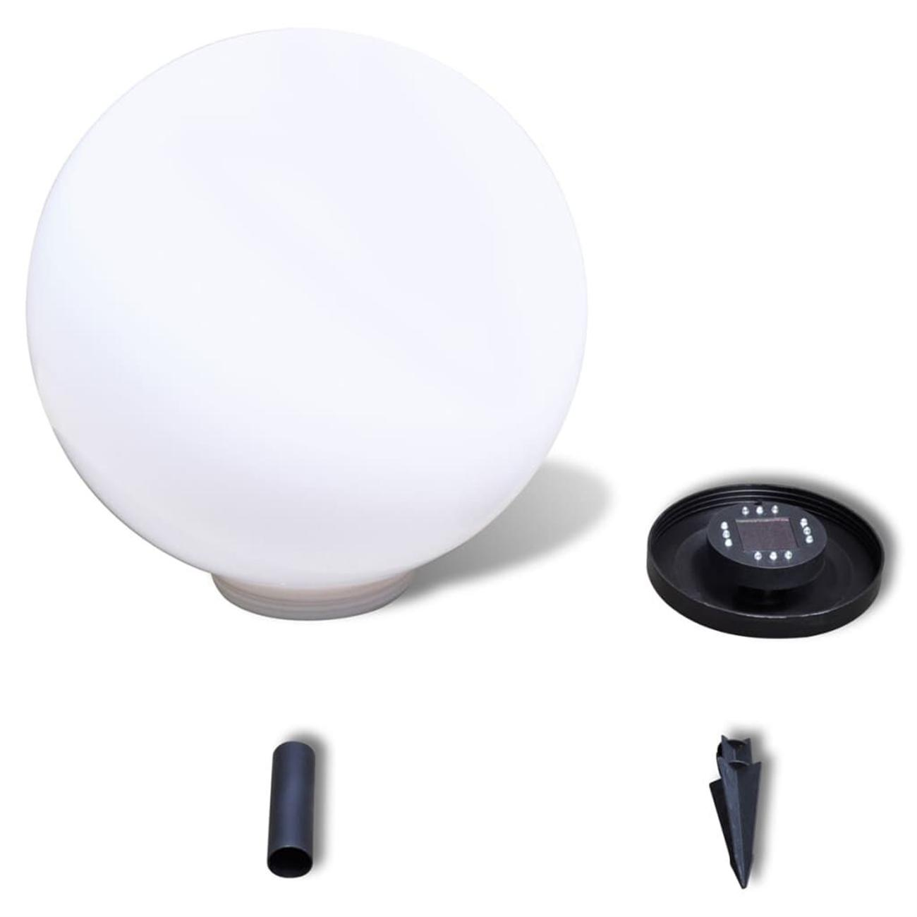 Kugelförmige weiße Solarlampe mit schwarzem Sockel und Komponenten, isoliert auf weißem Hintergrund.