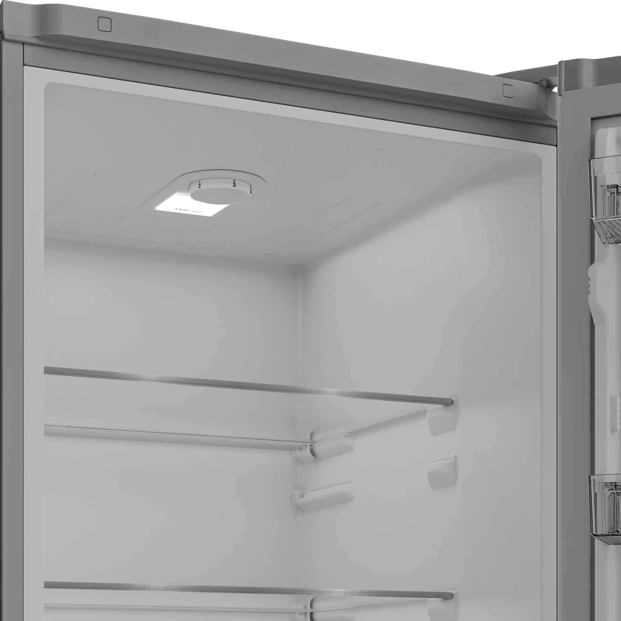 Leerer Kühlschrankinnenraum mit Regalen und hellem Deckenlicht.