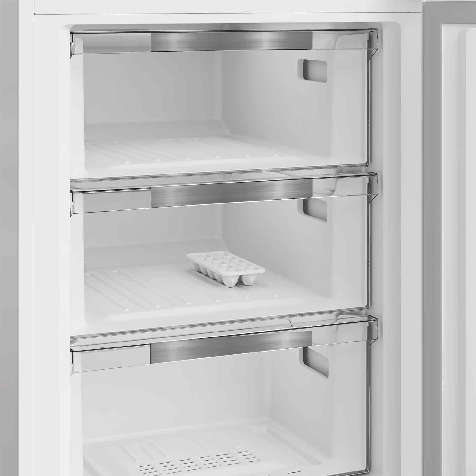 Ein offener Kühlschrank mit drei Fächern, eines mit einem Eierkarton.