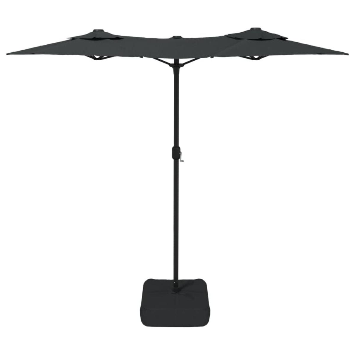 Ein schwarzer Doppel-Terrassenschirm auf quadratischem Sockel. Der Schirm ist geöffnet.