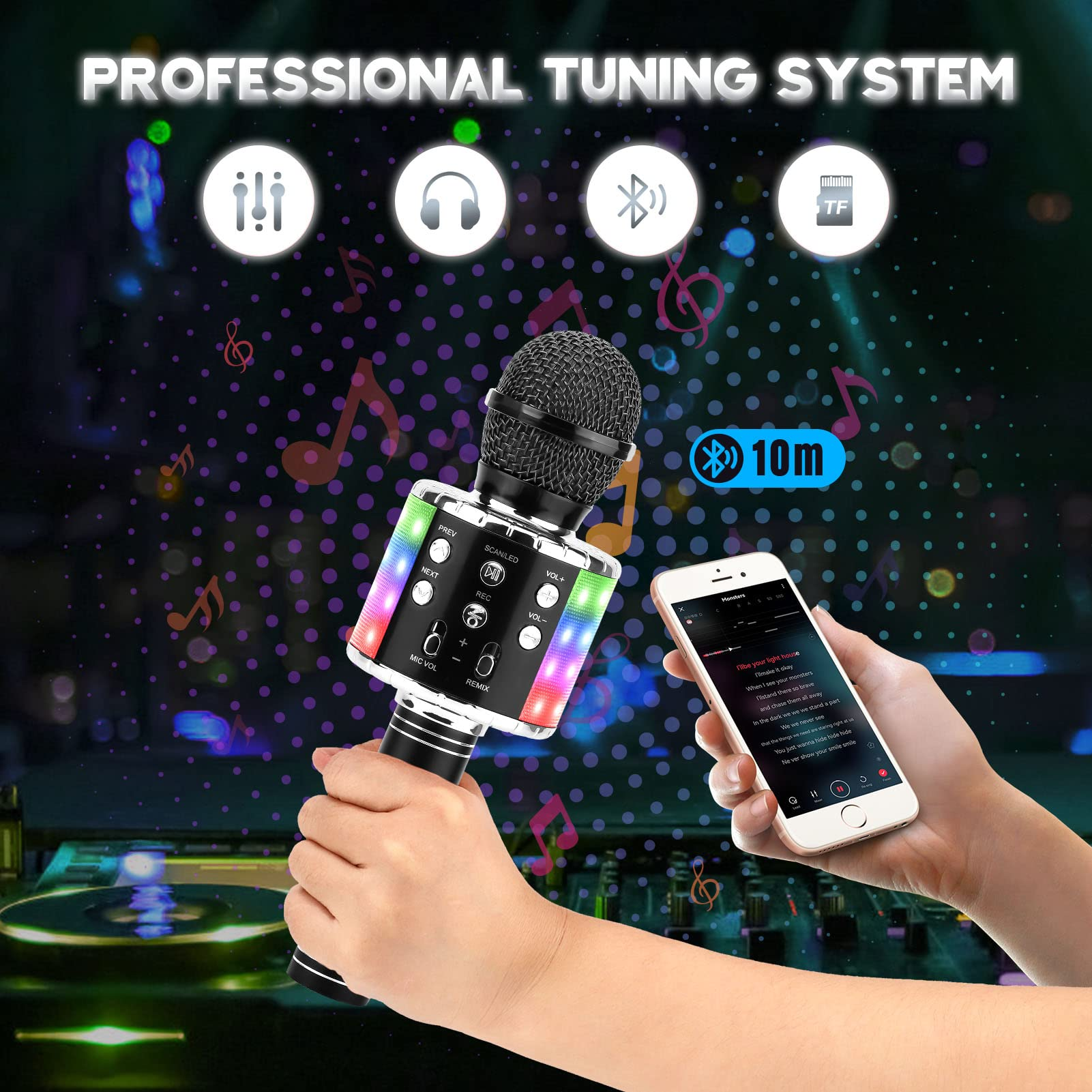 Ein Karaoke-Mikrofon, das mit einem Telefon gehalten wird, das Text und Symbole anzeigt. Lila Hintergrund.