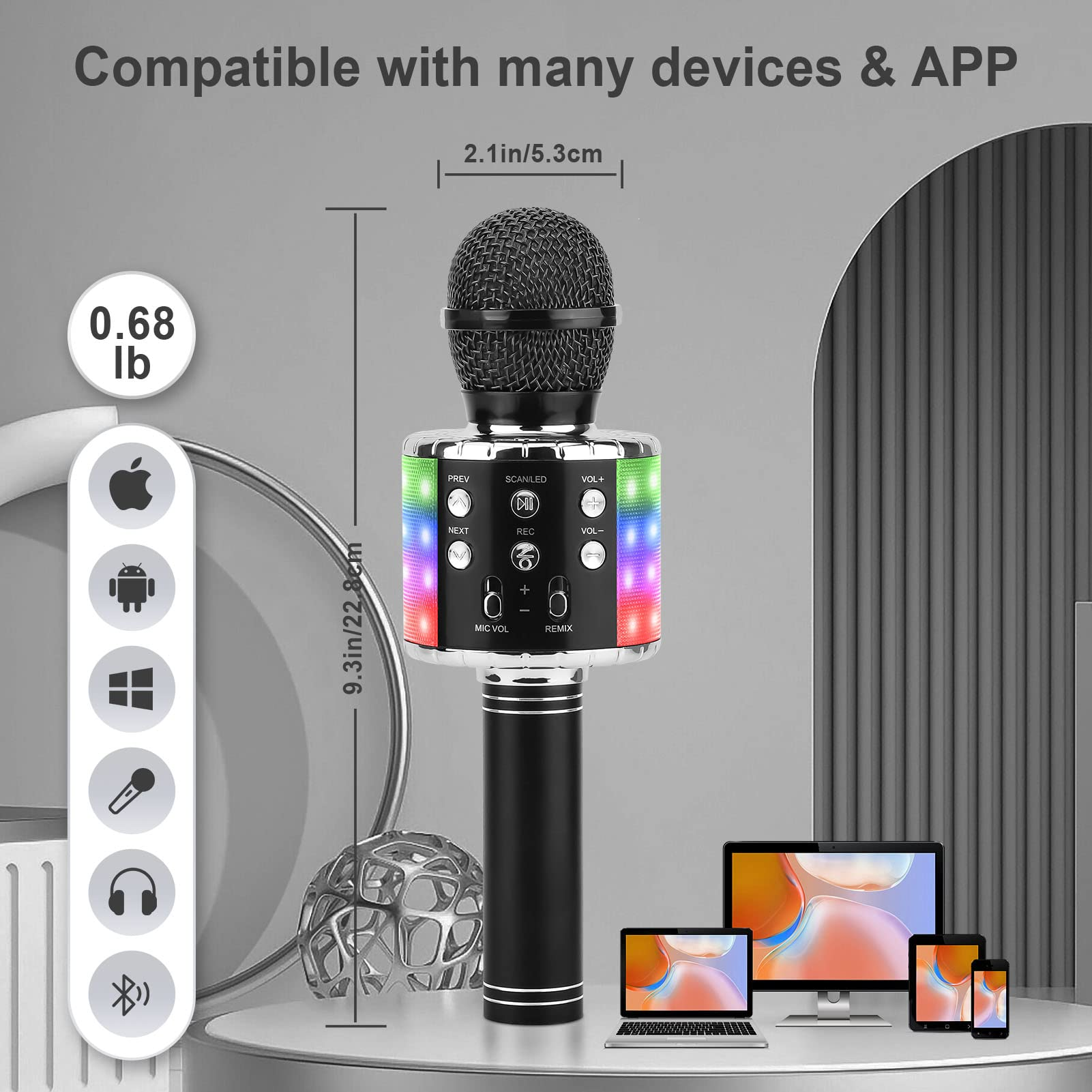 Ein schwarzes Karaoke-Mikrofon mit Diagramm und mehreren Geräten auf einem Tisch.