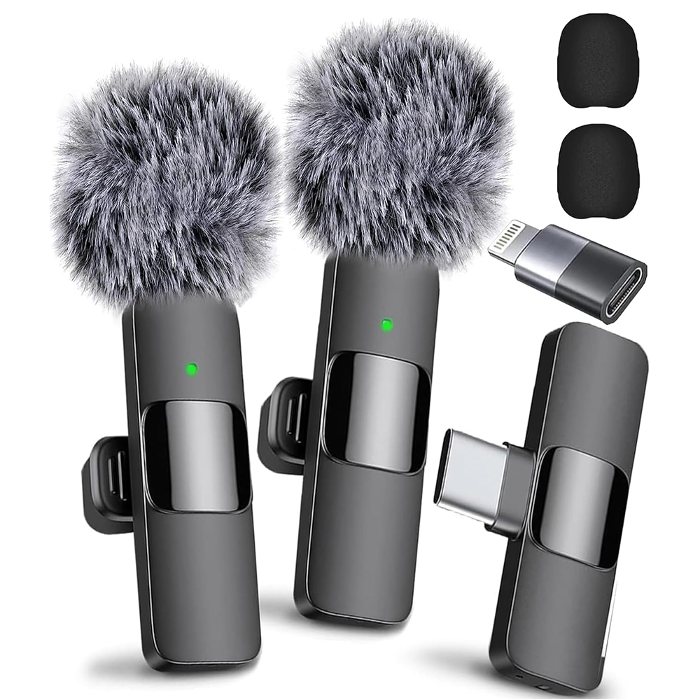 Zwei kleine schwarze Mikrofone mit Fellwindschutzscheiben und einem Lightning-Adapter und einem USB-Adapter.
