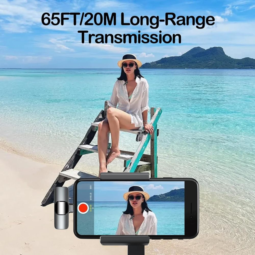 Frau sitzt auf einer Treppe am Strand, hält ein Telefon mit Mikrofon, nimmt Video auf.