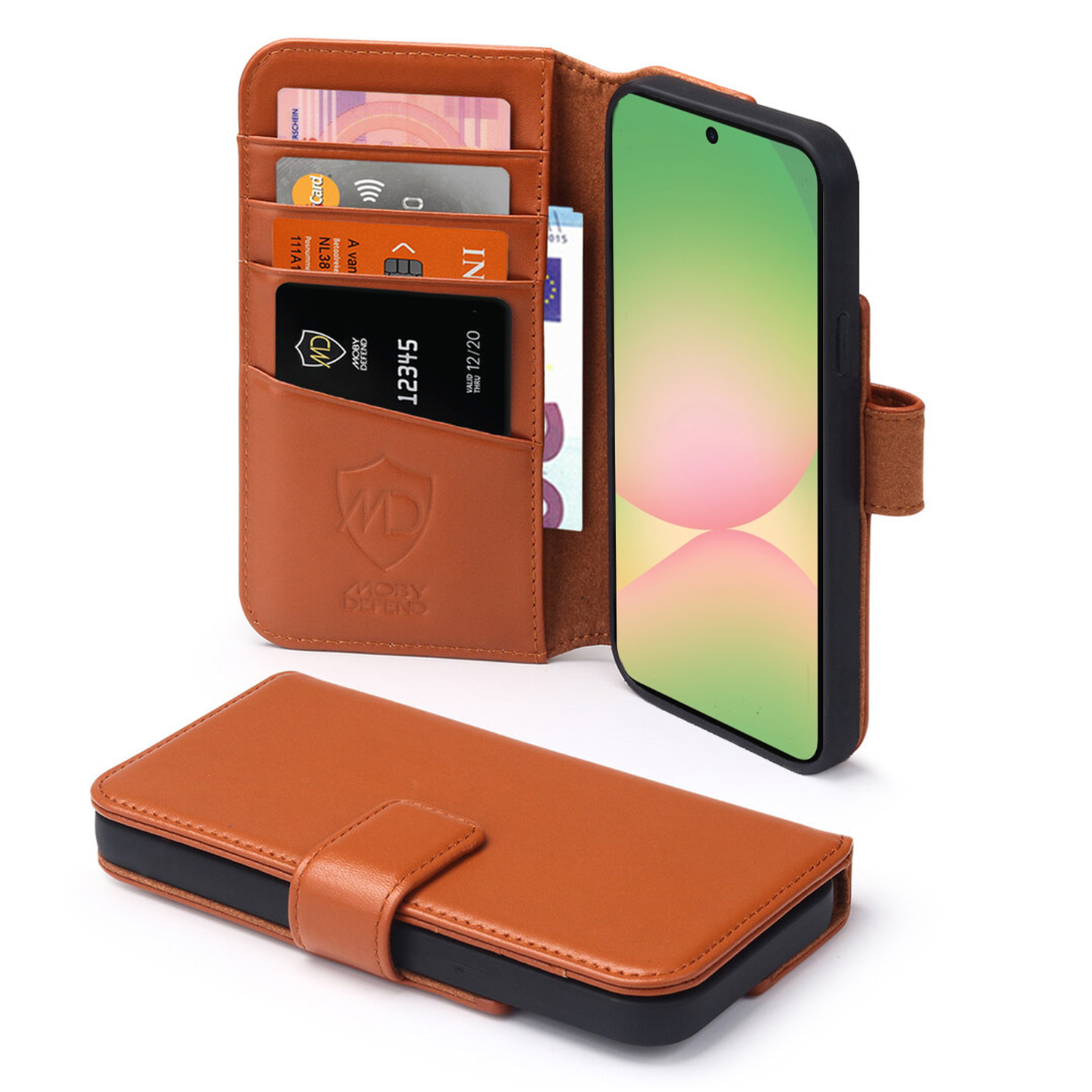 Un étui de téléphone en cuir marron avec des cartes et de l'argent visibles. L'écran du téléphone affiche un écran coloré.