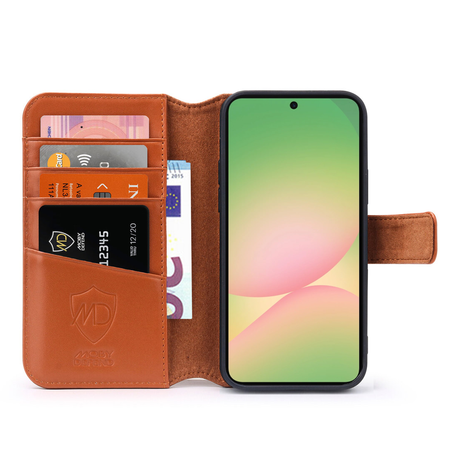 Étui de téléphone en cuir marron, ouvert, avec des cartes, un billet et un téléphone avec un écran vert.
