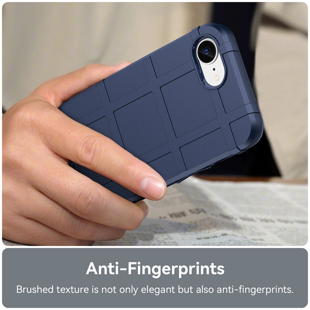 Hand die een blauwe telefoonhoes vasthoudt. De hoes heeft een textuurpatroon. Witte achtergrond.