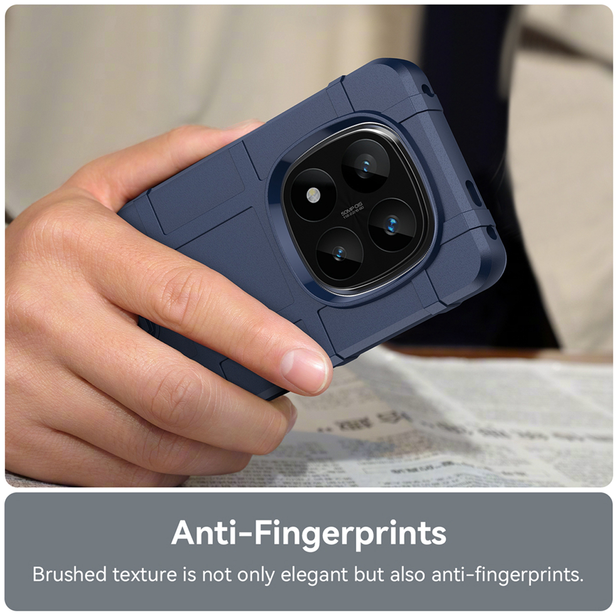 Hand die een blauwe telefoonhoes vasthoudt. Het heeft een camera en een getextureerde achterkant.