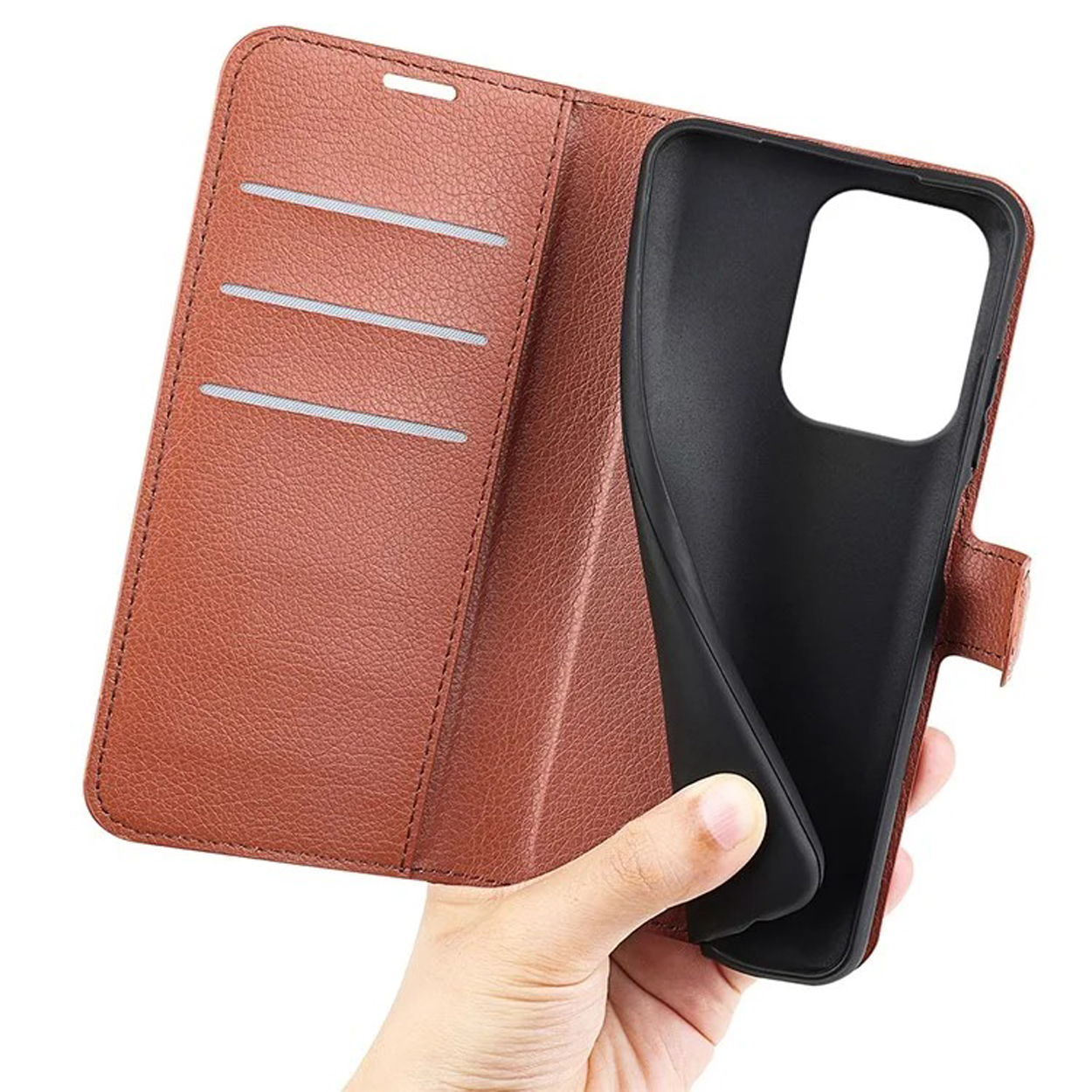 Étui de téléphone marron ouvert. Une main tient la coque noire du téléphone.