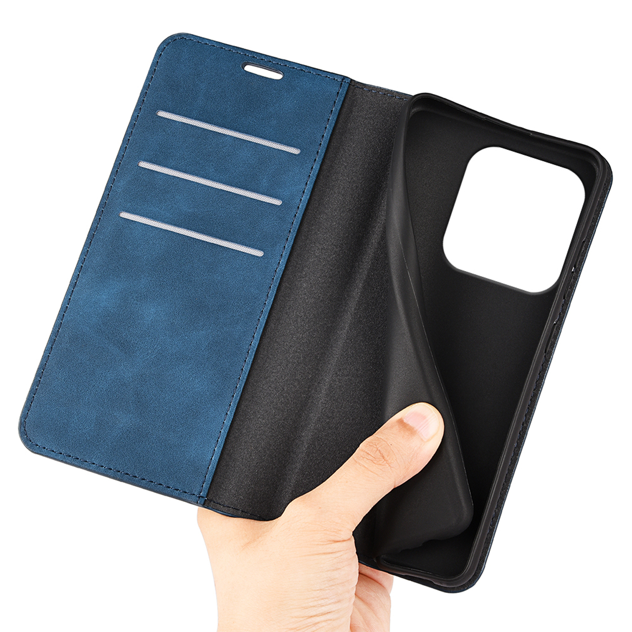 Hand die een blauwe leren telefoonhoes vasthoudt die open is. De telefoonhoes is leeg.