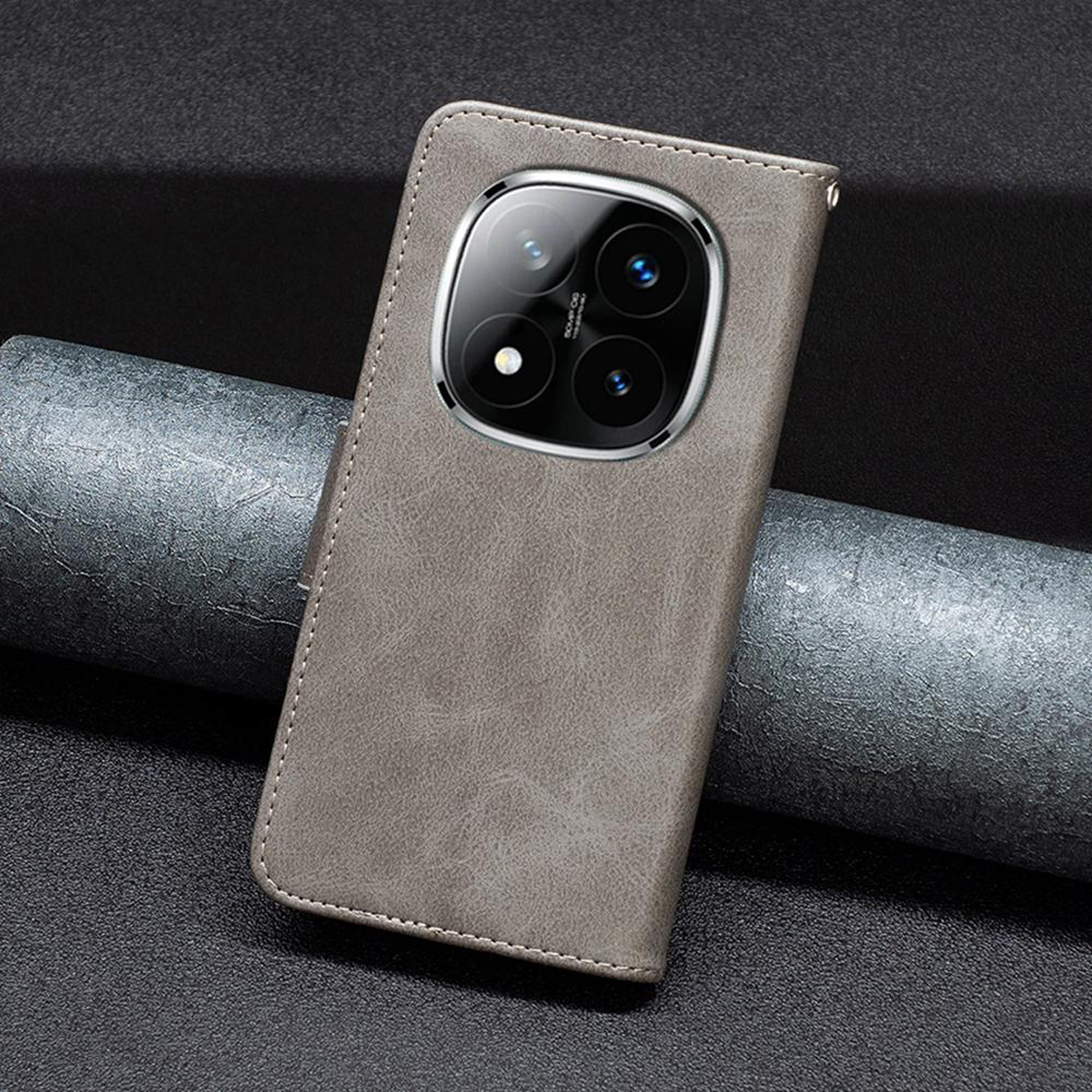 Grijze telefoonhoes met camera-uitsparing. Op grijze achtergrond met metalen buis.