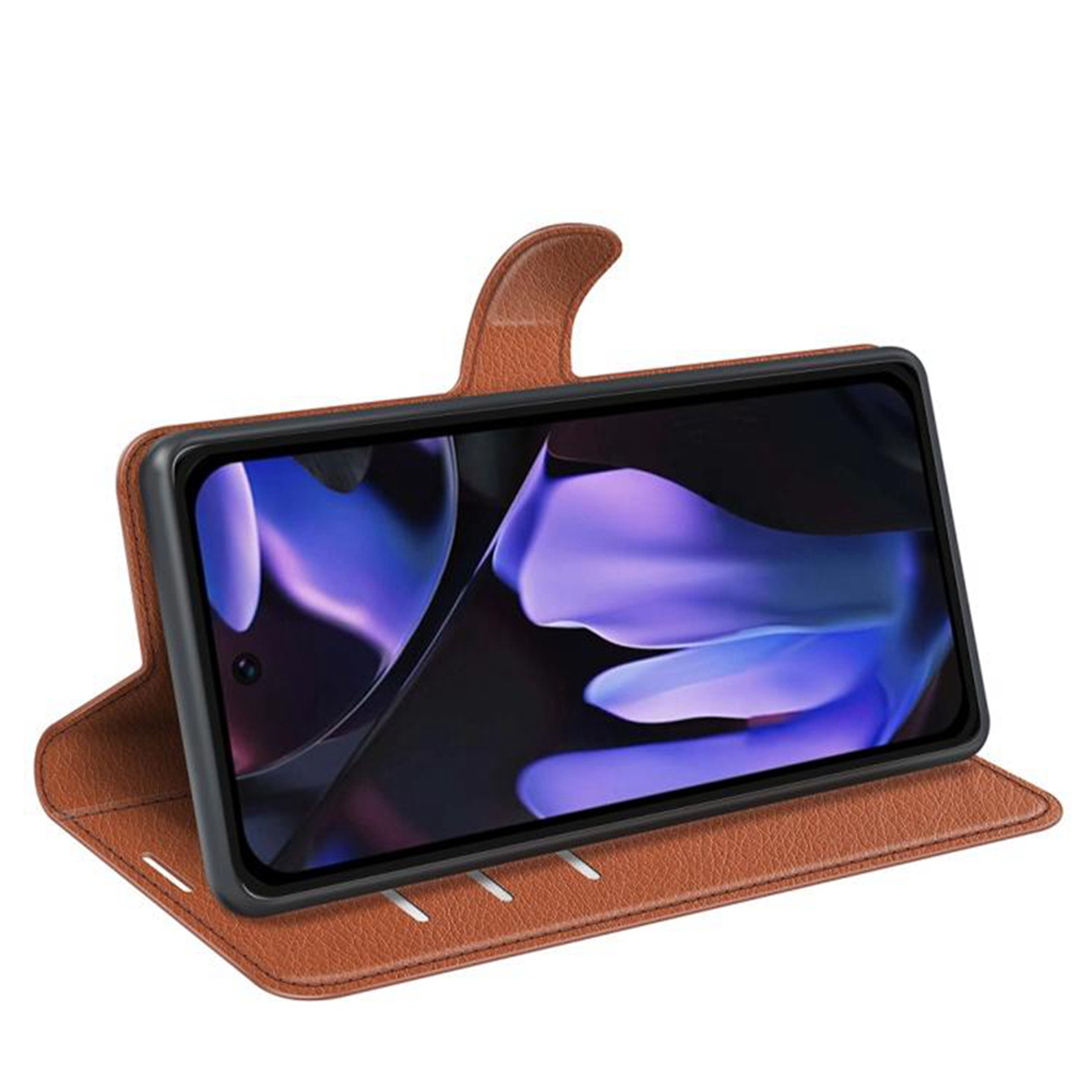 Étui de téléphone en cuir marron ouvert, affichant un téléphone avec un écran montrant un motif bleu et violet.
