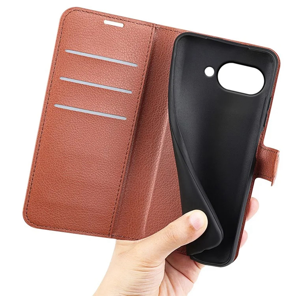 Un étui de téléphone en cuir marron, ouvert. Un étui de téléphone noir est tenu par une main, avec des fentes pour cartes visibles.