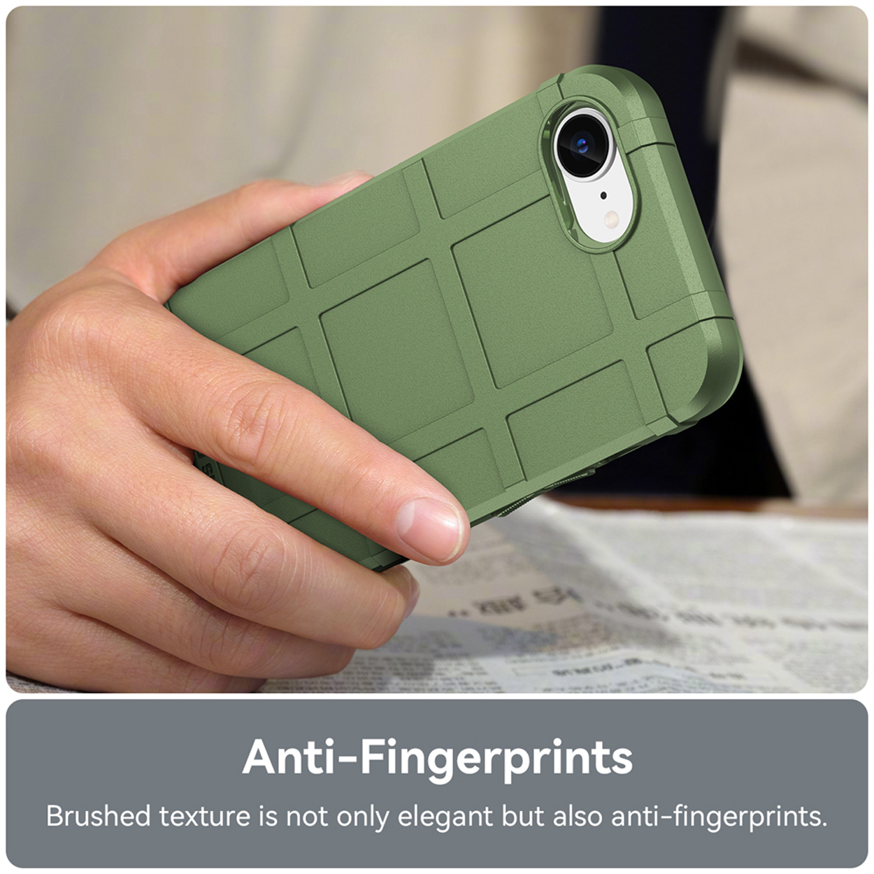 Hand die een groene telefoonhoes vasthoudt met een rasterpatroon. De hoes bedekt de achterkant en randen.