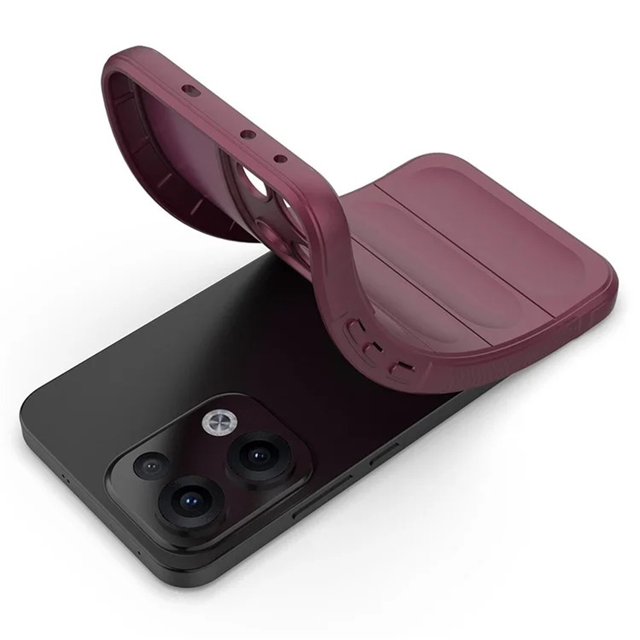 Un étui de téléphone est retiré d'un téléphone noir. L'étui est bordeaux, le téléphone est noir, fond blanc.