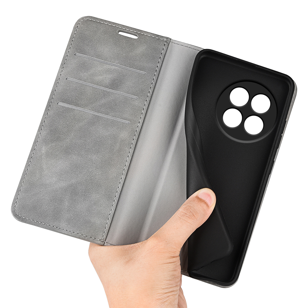 Étui de téléphone gris, ouvert, avec le téléphone retiré, montrant l'intérieur noir et la main qui le tient.