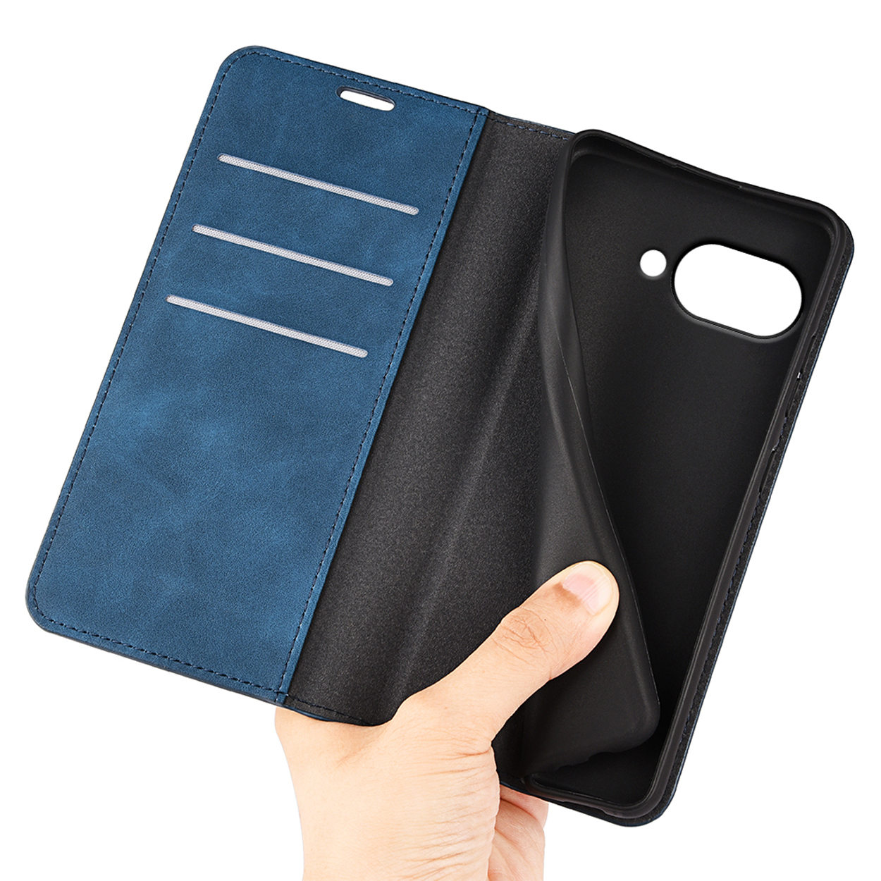 Hand houdt blauwe telefoonhoes vast. Geopend, toont zwart interieur en kaartsleuven. Geen telefoon erin.