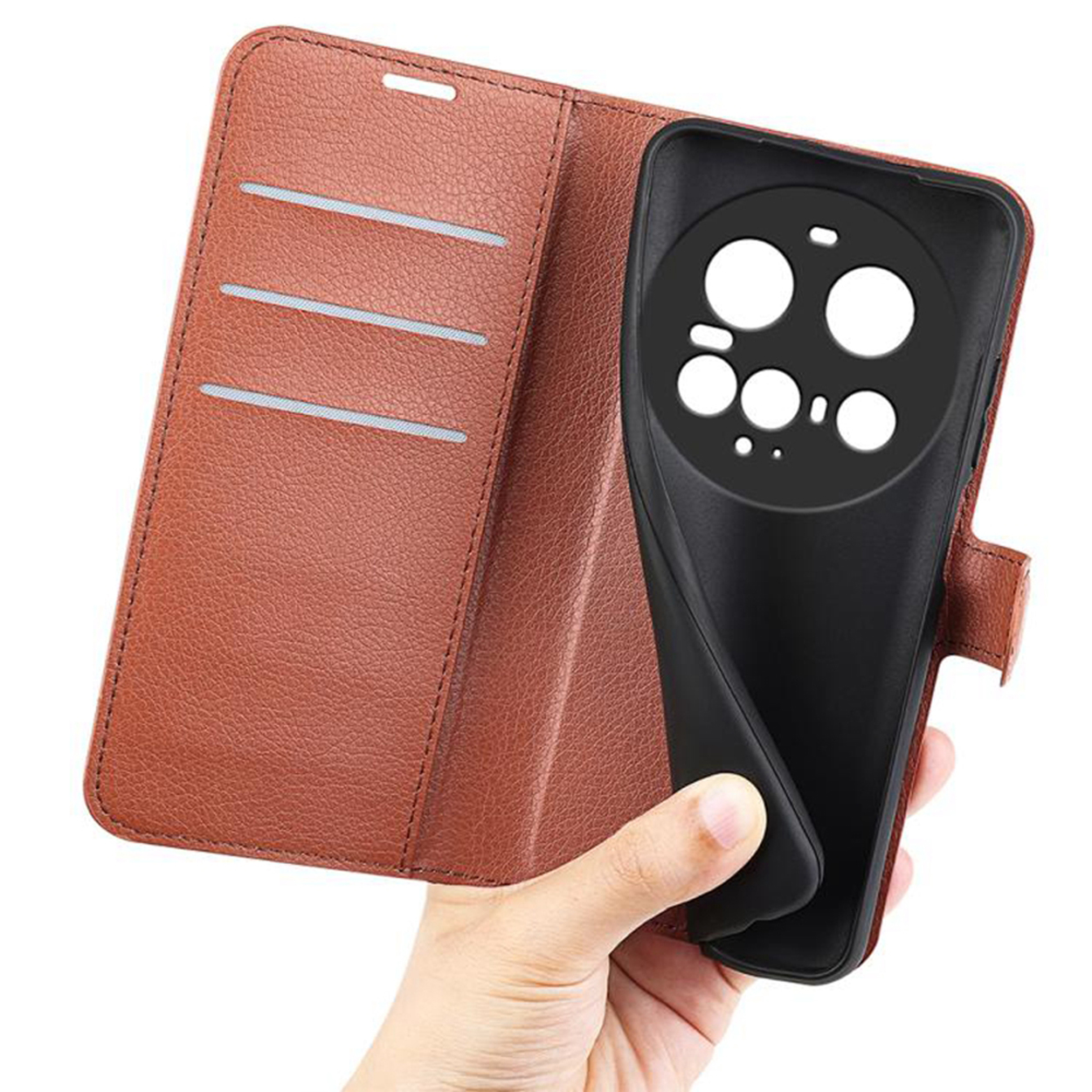 Hand die een open bruine telefoonhoes met telefoon vasthoudt. De hoes heeft kaartsleuven.