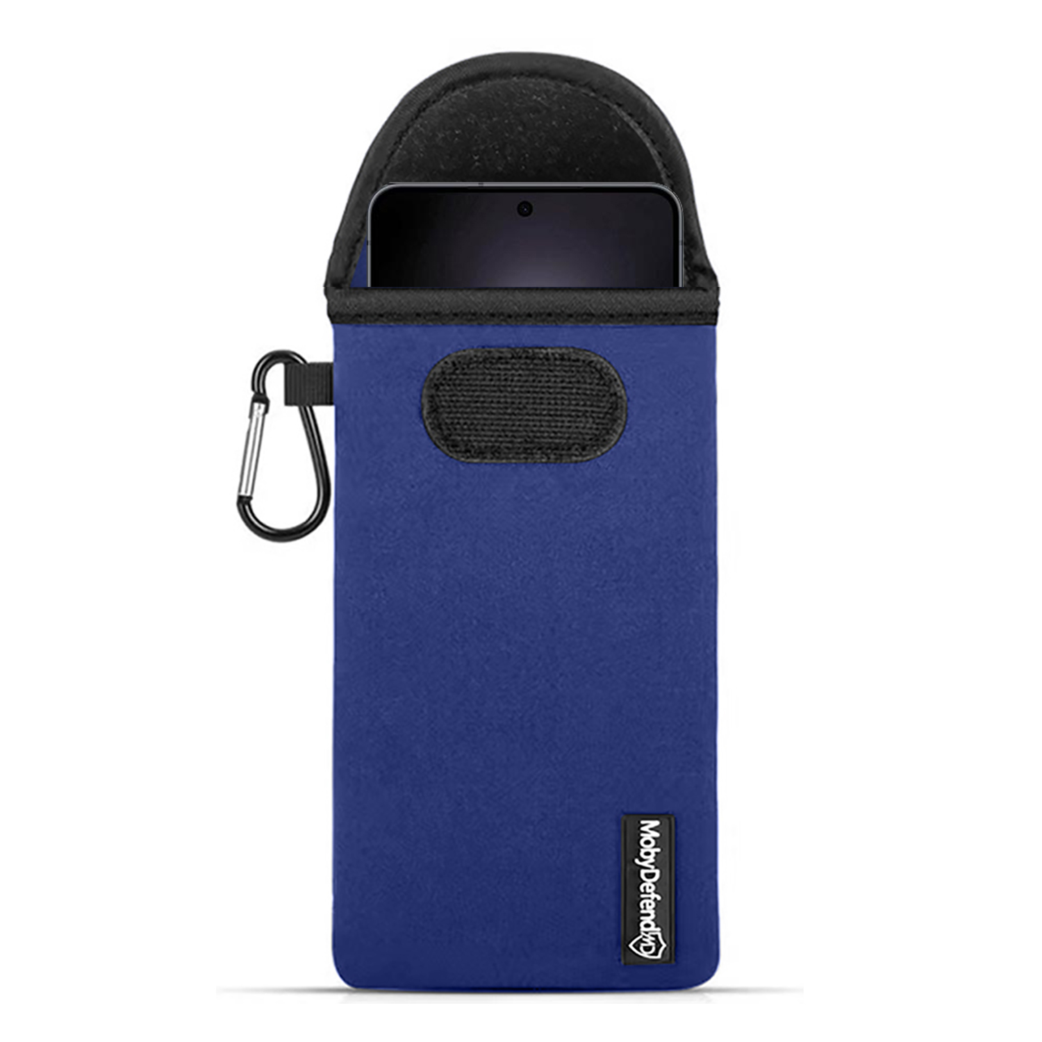 Blauwe telefoonsleeve met een karabijnhaak. Telefoon is gedeeltelijk zichtbaar. Witte achtergrond.